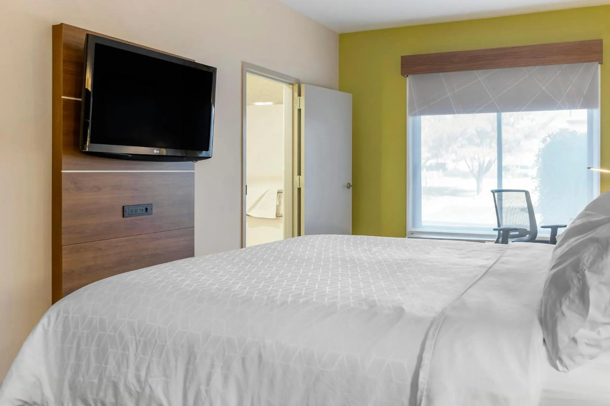 Photo of the whole room, Bed in Holiday Inn Express Hotel & Suites Albuquerque Midtown by IHG
