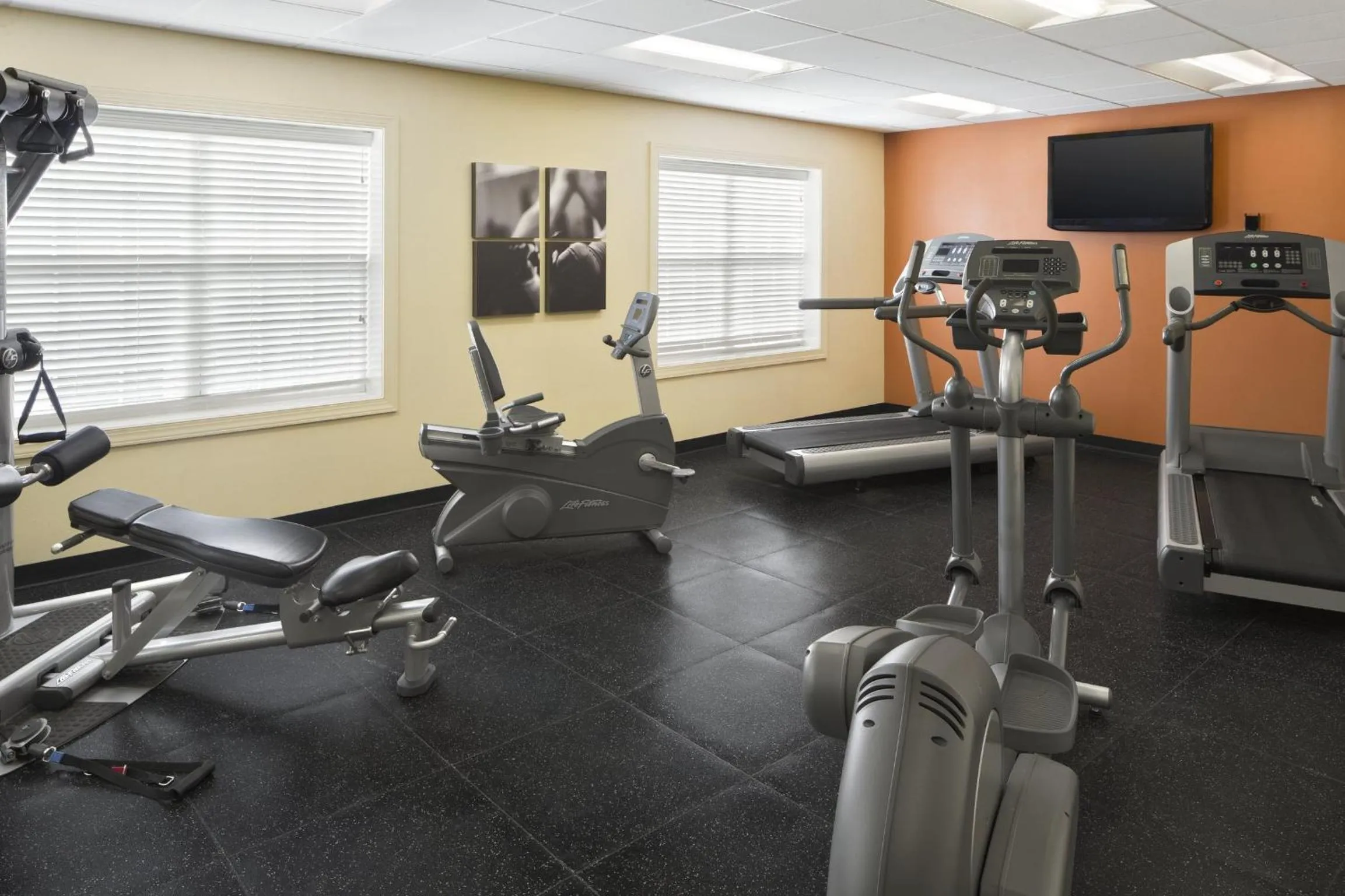 Fitness centre/facilities in Country Inn & Suites by Radisson, Baltimore North, MD