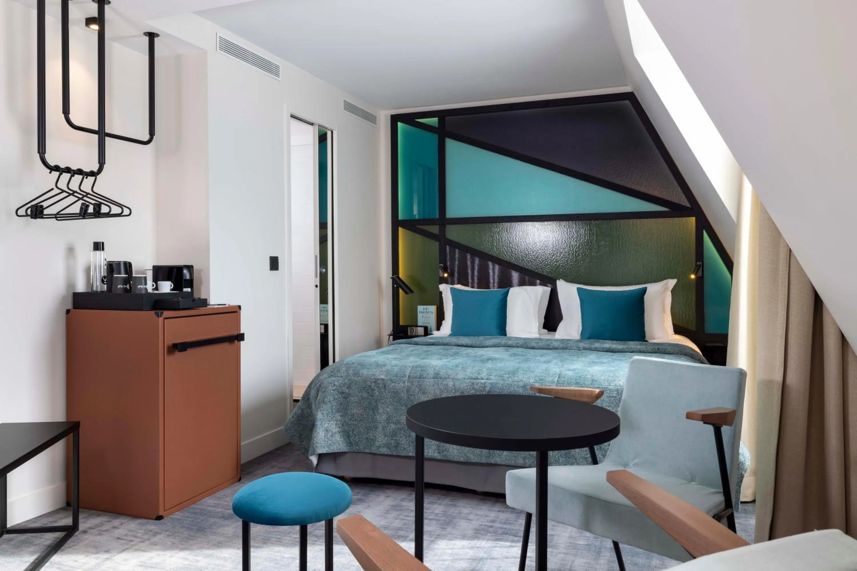 Photo of the whole room, Bed in Le 12 Hôtel