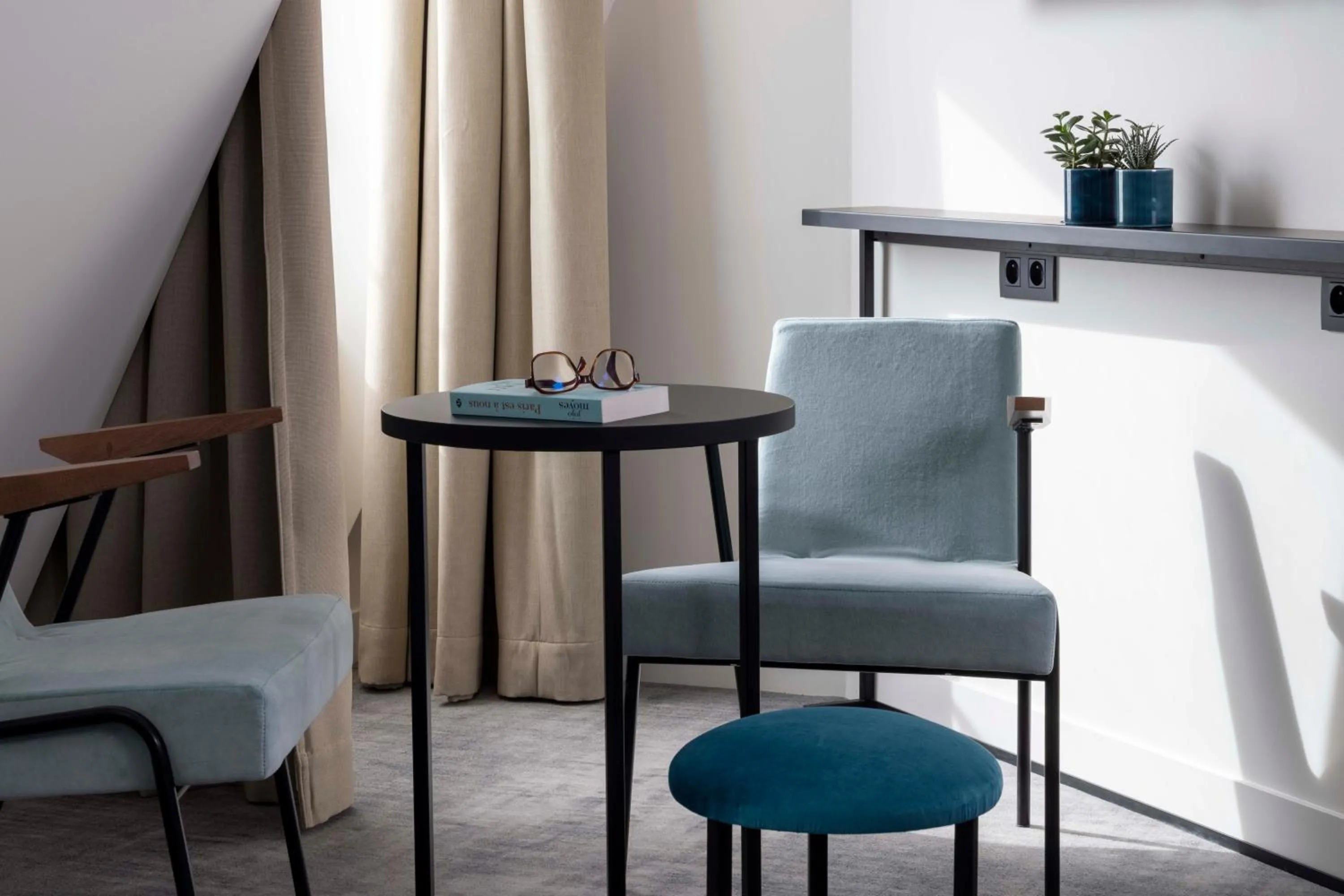 Seating area in Le 12 Hôtel