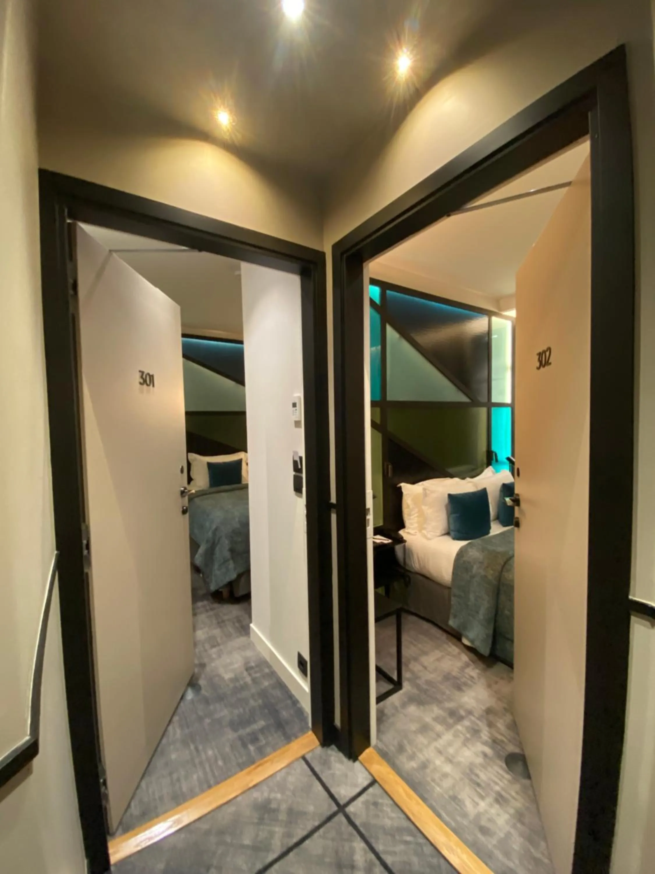 Photo of the whole room, Bed in Le 12 Hôtel