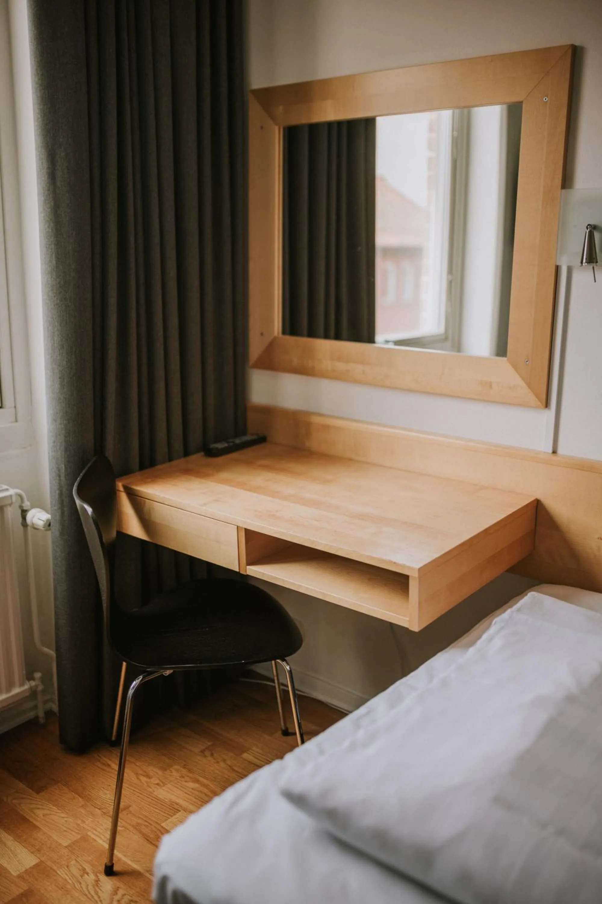 Seating area, Bed in Comfort Hotel Jazz, Borås