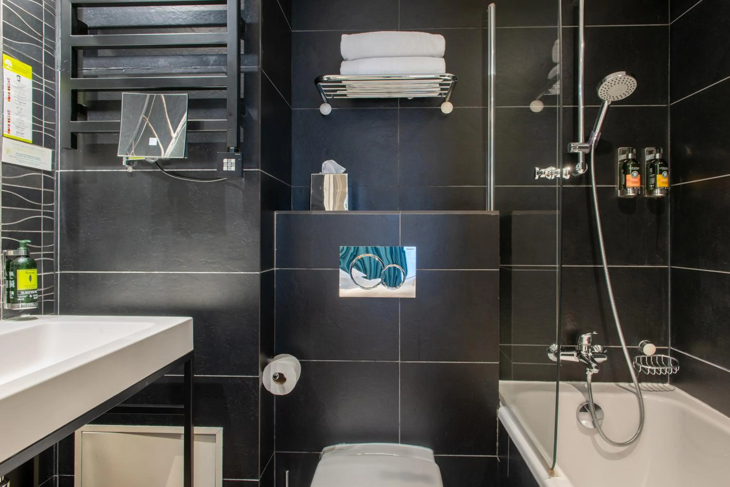 Bathroom in Arc Elysées