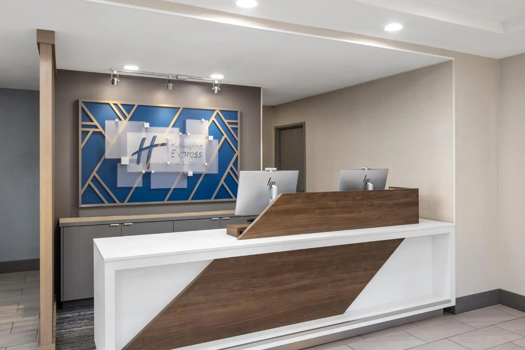 Property building in Holiday Inn Express & Suites Sacramento NE Cal Expo by IHG Property building in Holiday Inn Express & Suites Sacramento NE Cal Expo by IHG