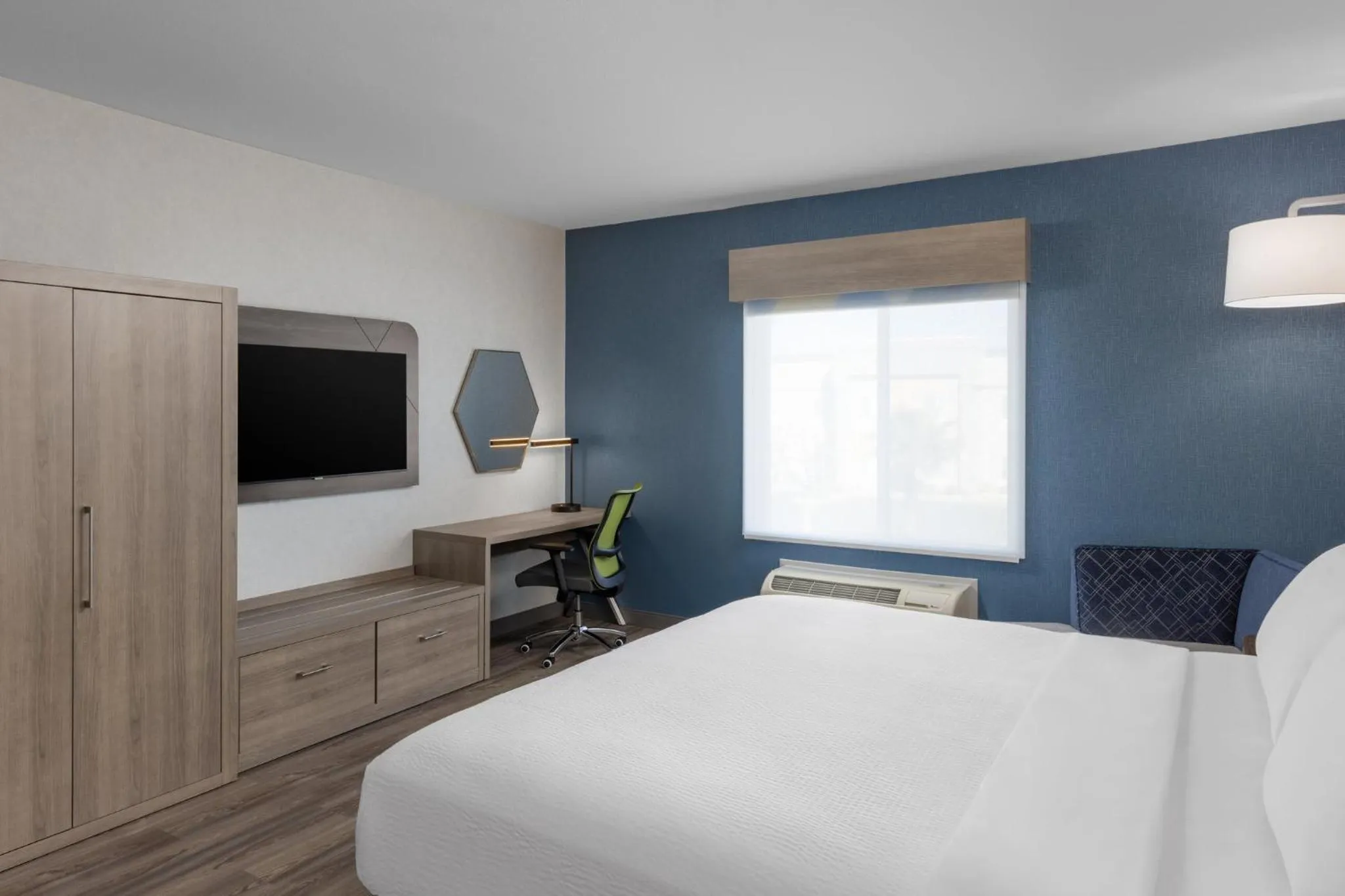 Photo of the whole room, Bed in Holiday Inn Express & Suites Sacramento NE Cal Expo by IHG