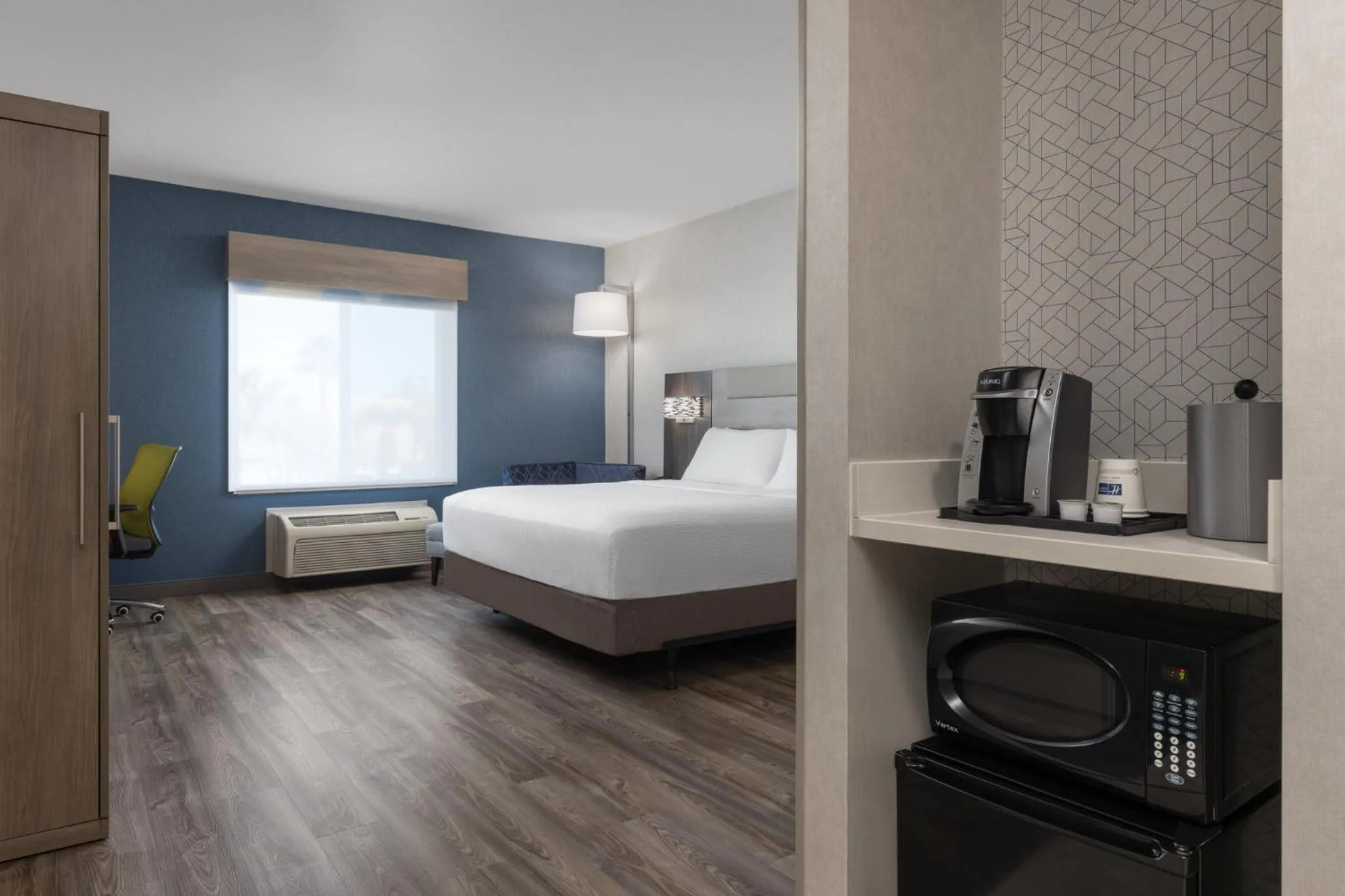 Photo of the whole room, Bed in Holiday Inn Express & Suites Sacramento NE Cal Expo by IHG