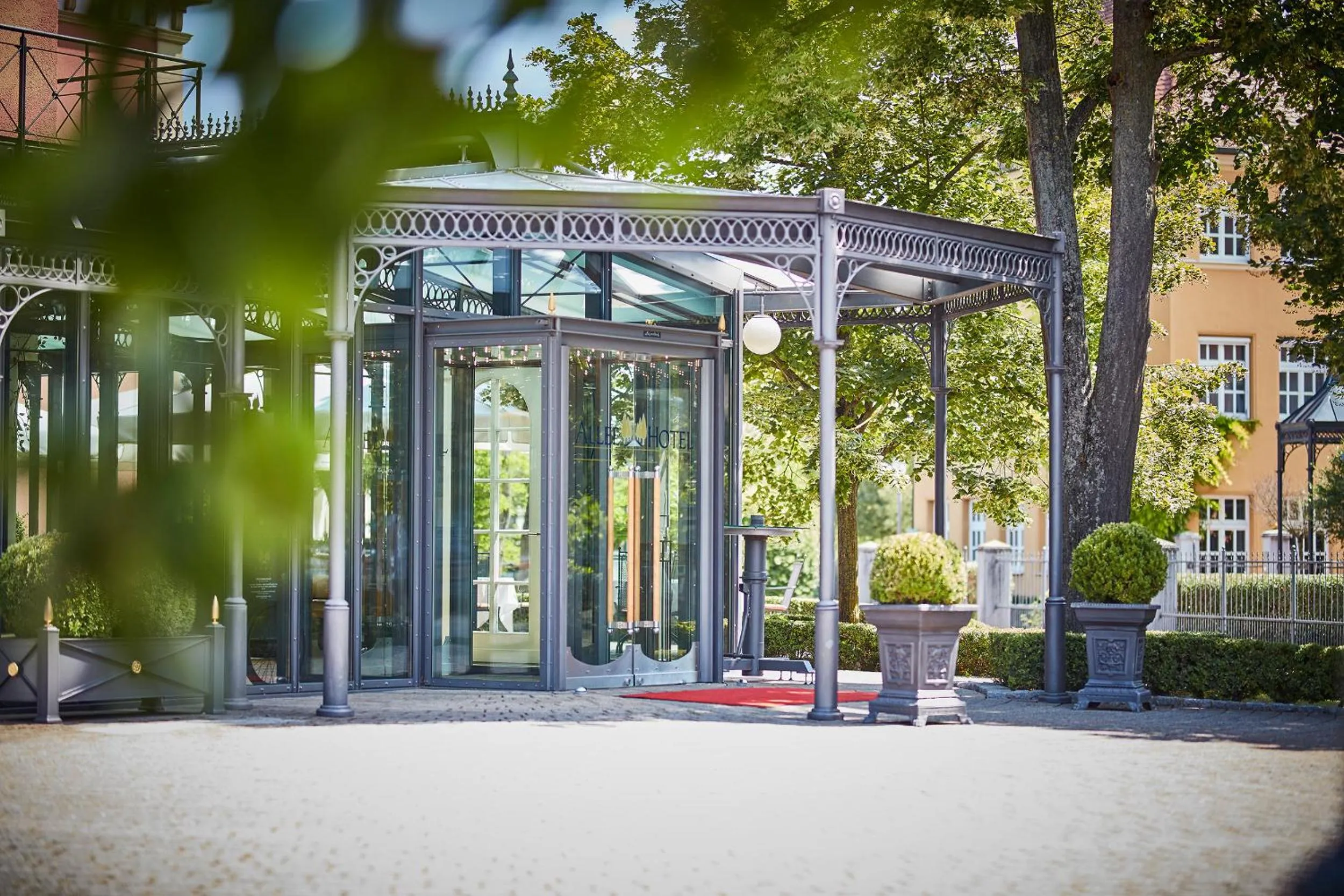 Facade/entrance in Allee Hotel