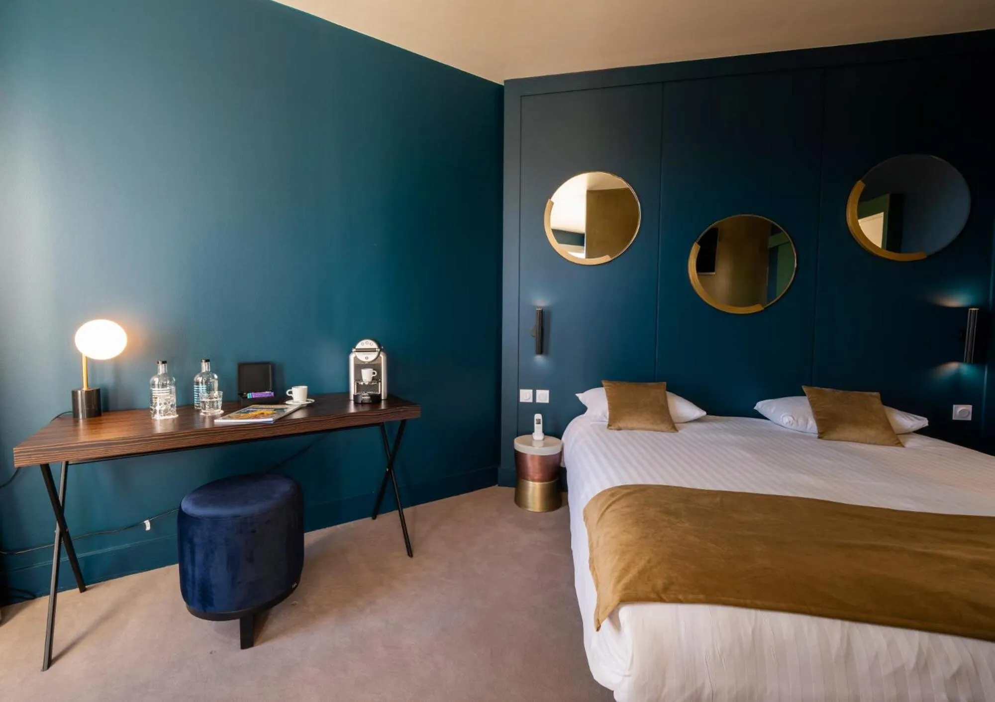 Bedroom, Bed in Casino Hôtel des Palmiers