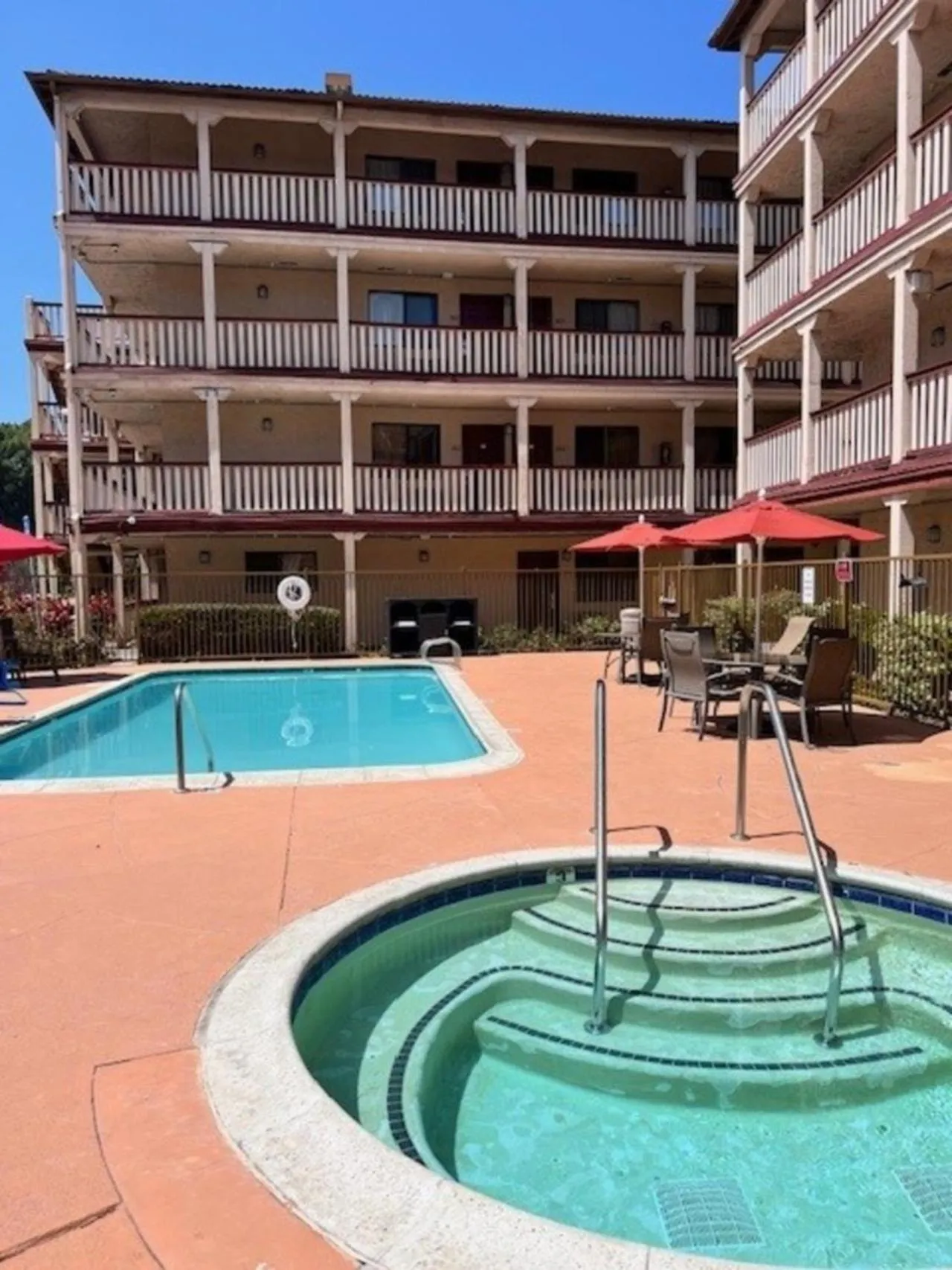 Swimming pool in Heritage Inn La Mesa