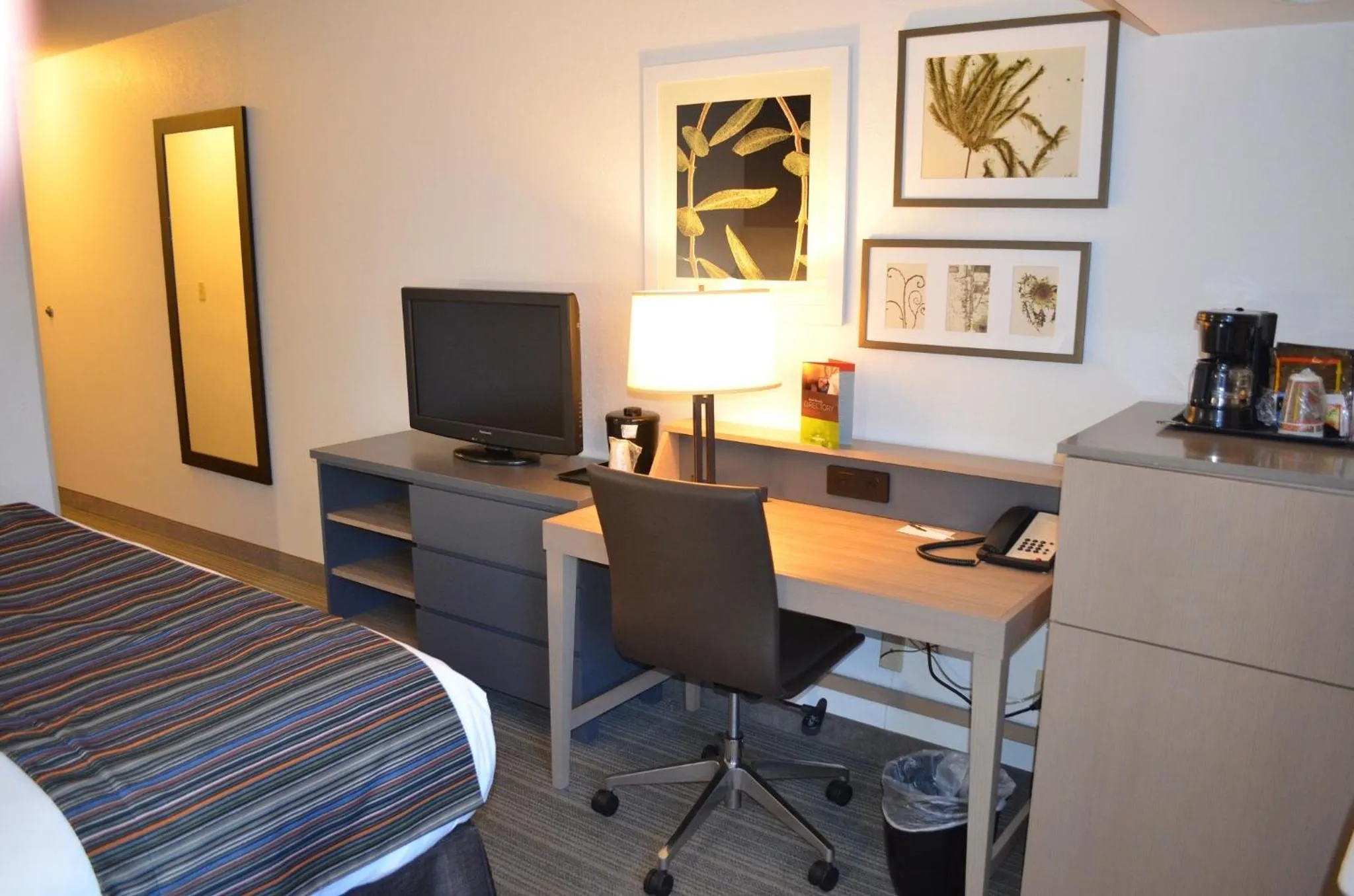 Photo of the whole room in Country Inn & Suites by Radisson, Frederick, MD