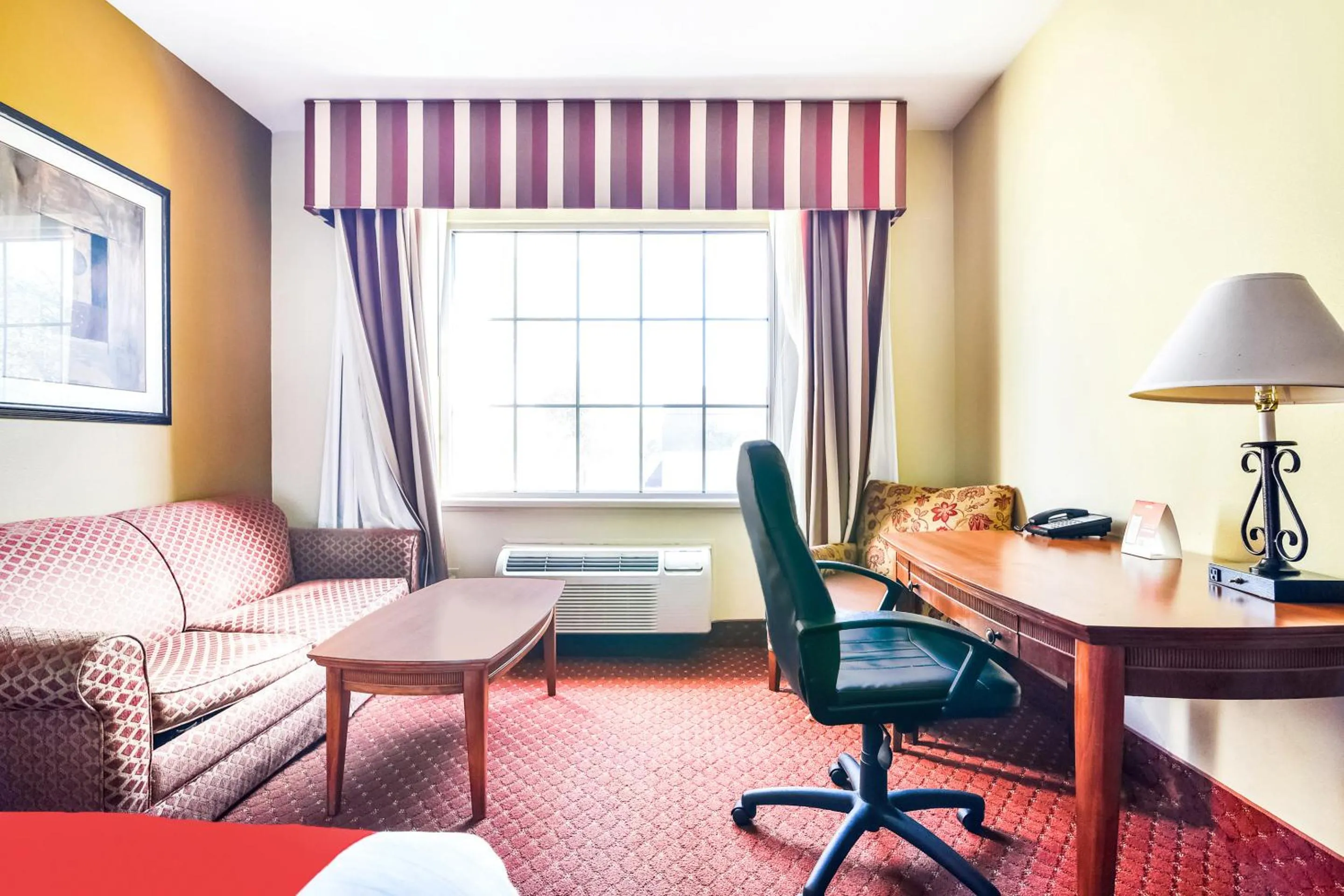 Bedroom in OYO Townhouse Oklahoma City Airport