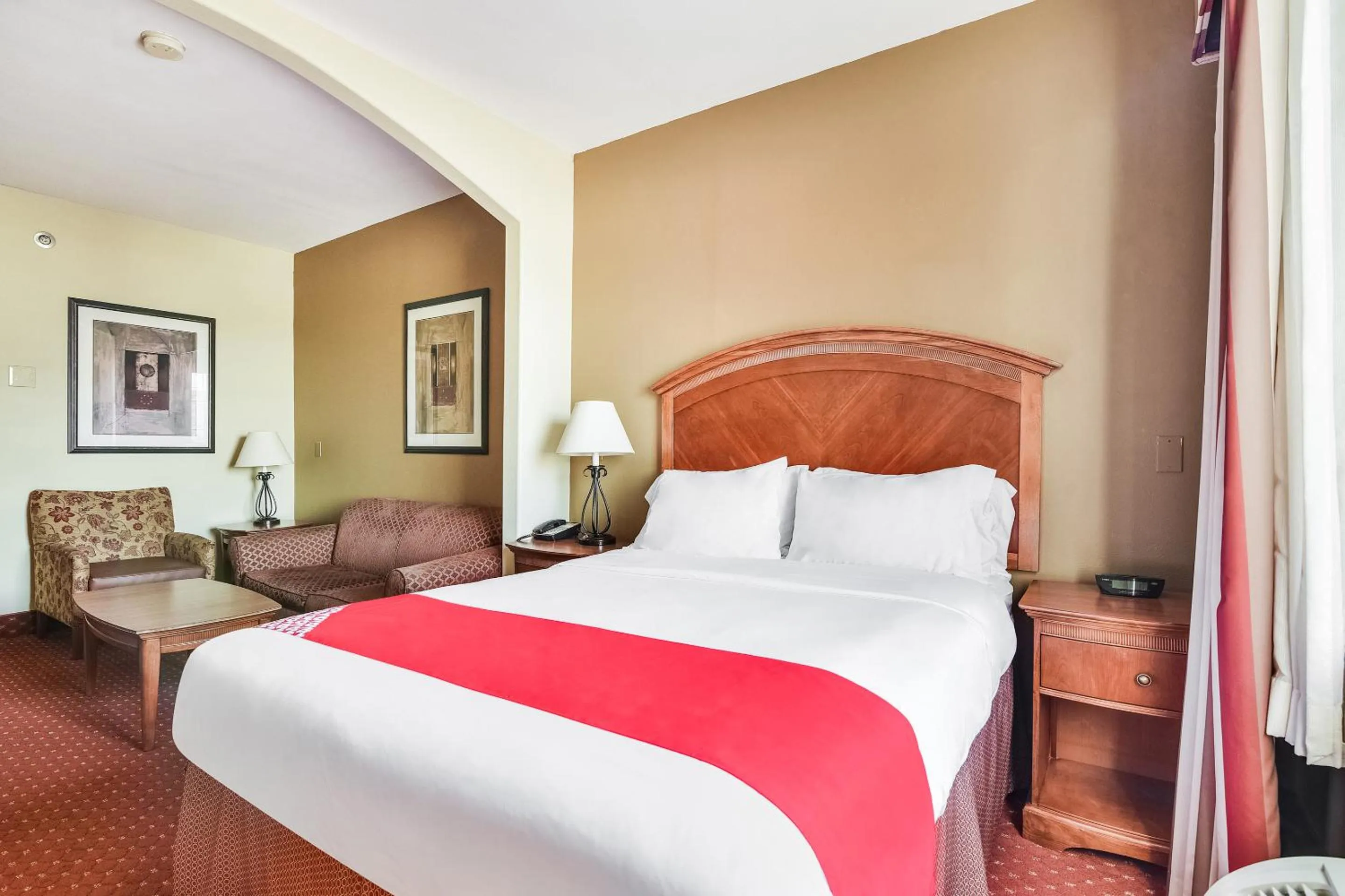 Bed in OYO Townhouse Oklahoma City Airport