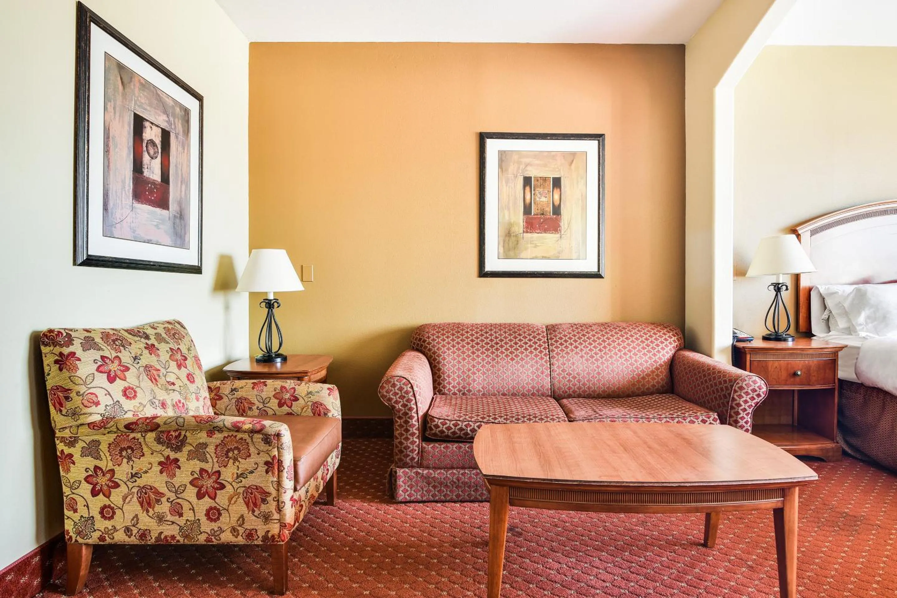 Bed in OYO Townhouse Oklahoma City Airport