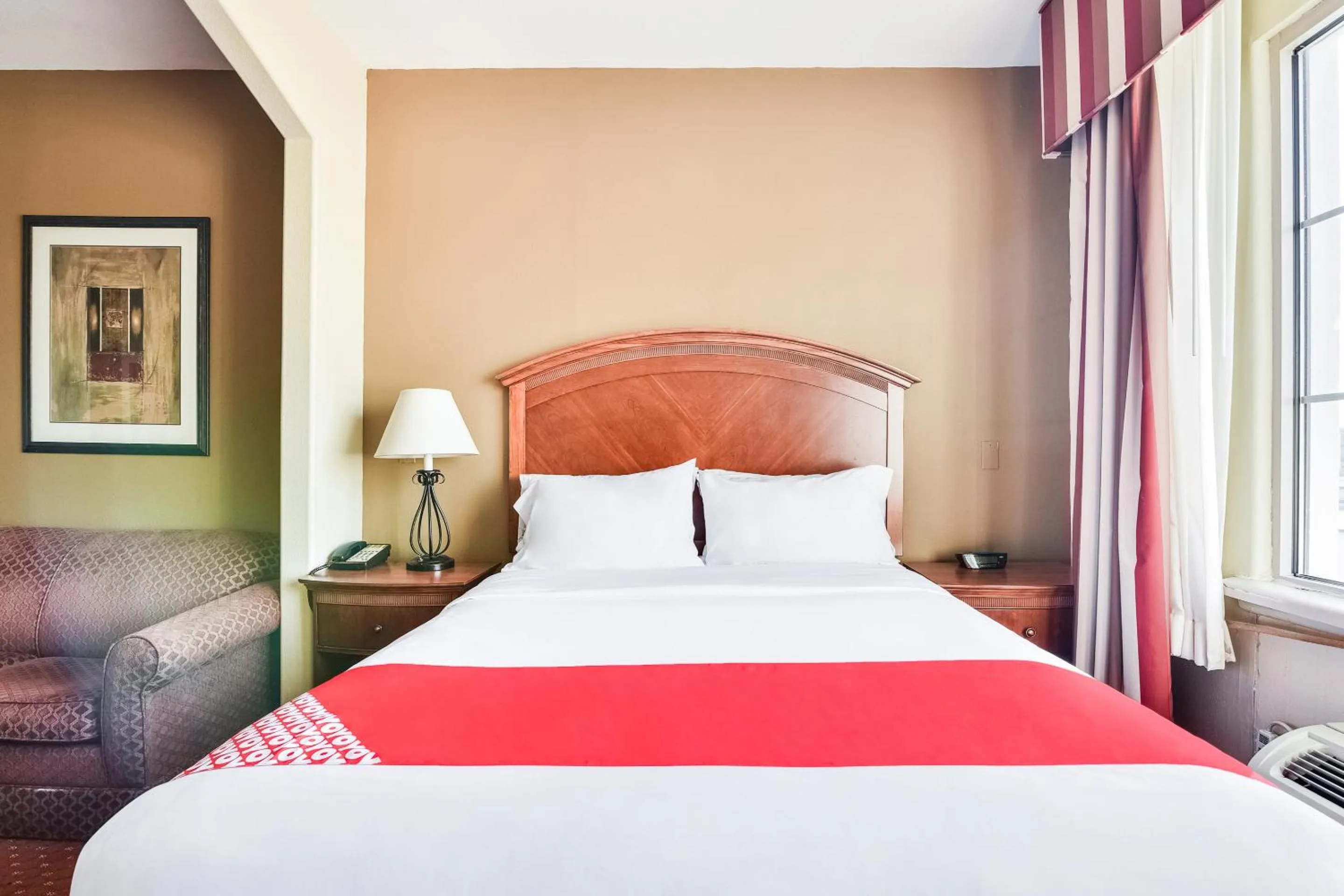 Bedroom, Bed in OYO Townhouse Oklahoma City Airport