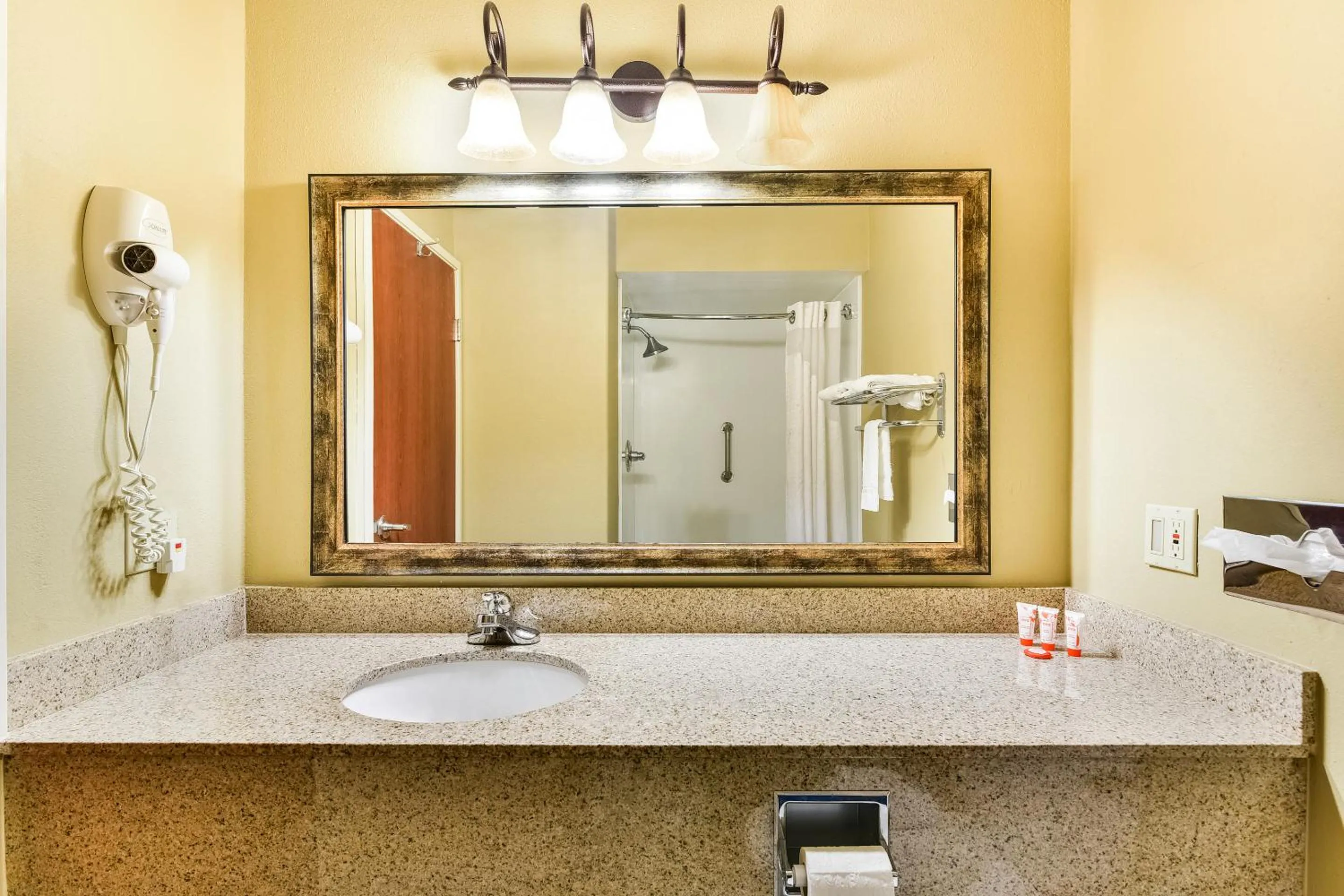 Bathroom in OYO Townhouse Oklahoma City Airport