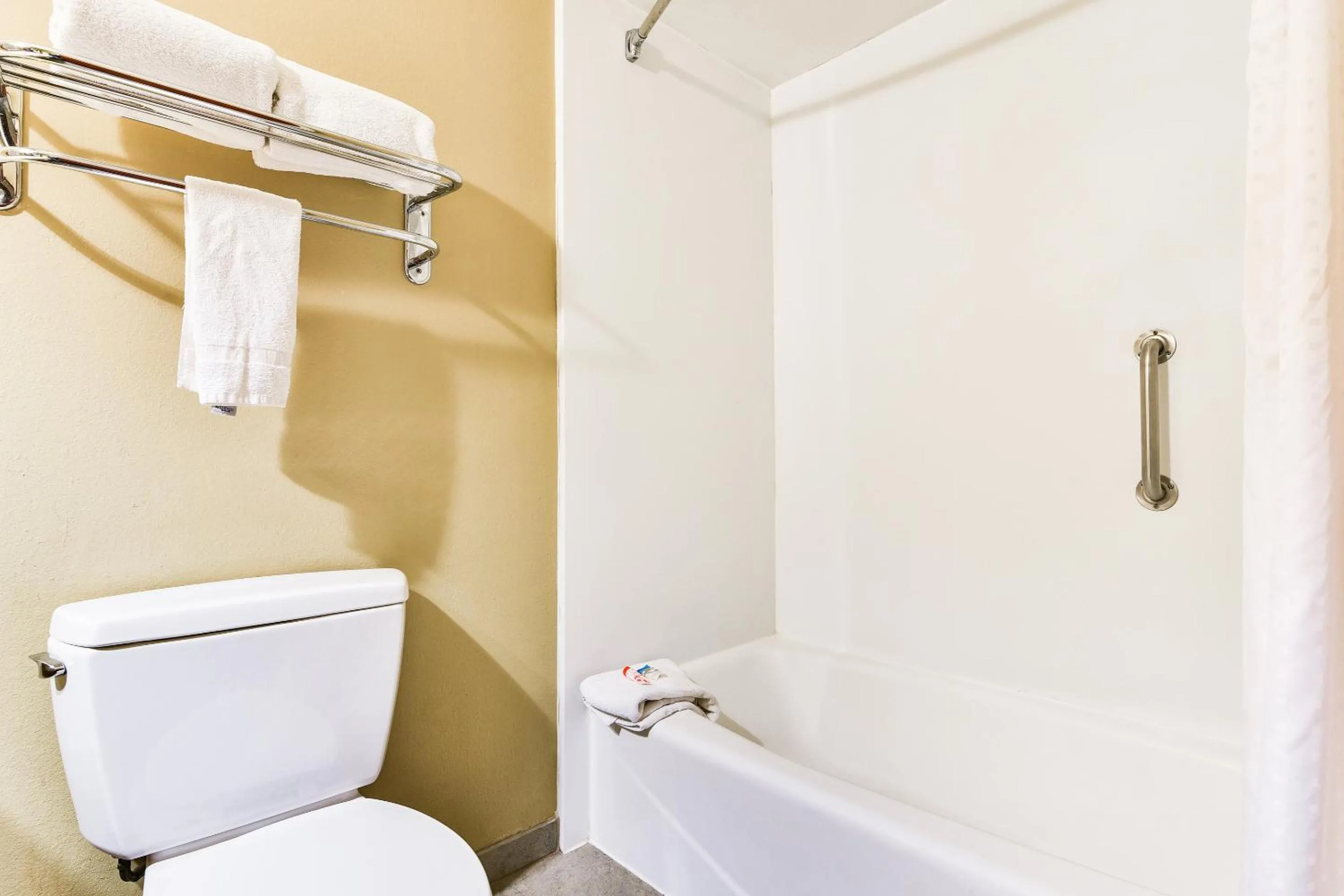 Bathroom in OYO Townhouse Oklahoma City Airport