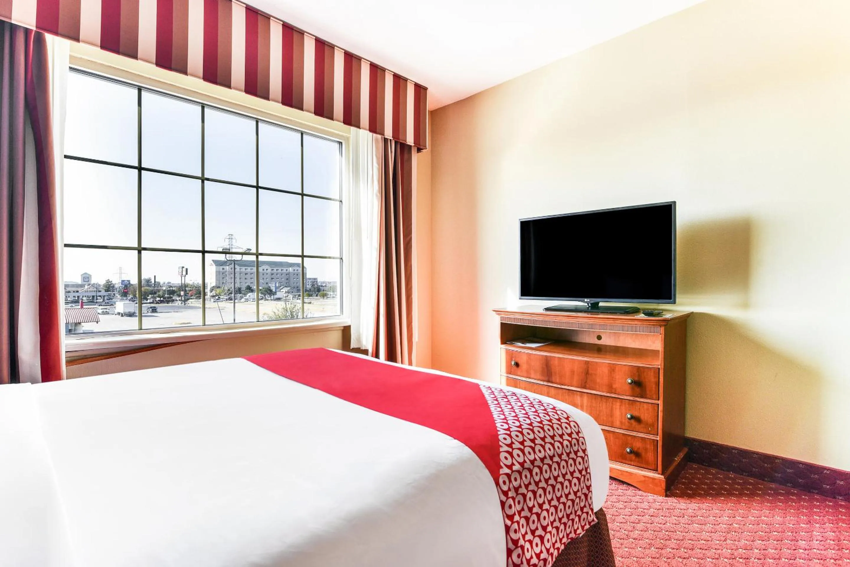 Bed in OYO Townhouse Oklahoma City Airport