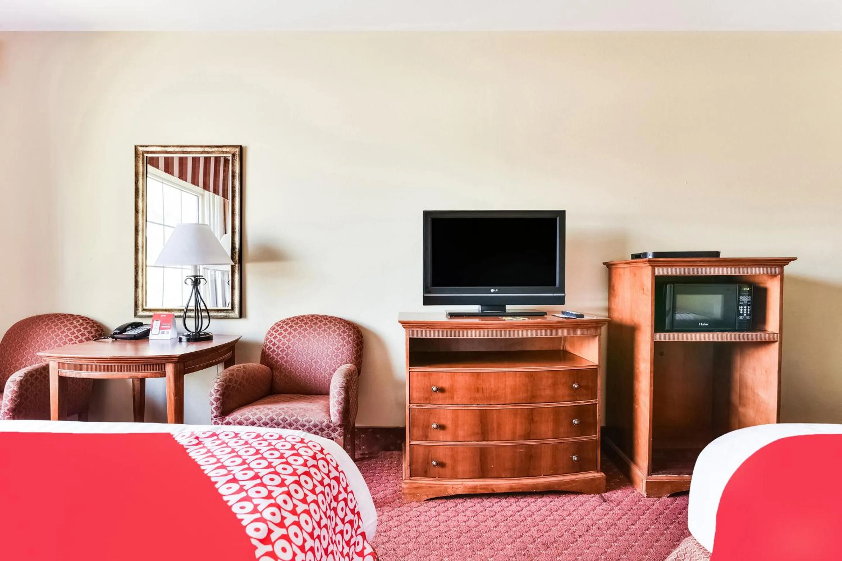 Bed in OYO Townhouse Oklahoma City Airport