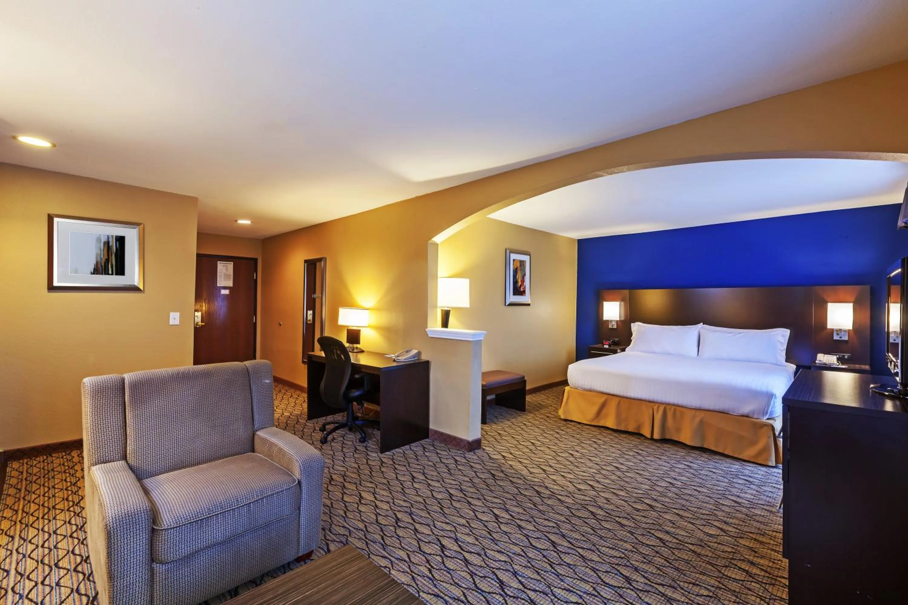 Photo of the whole room, Bed in Holiday Inn Express Hotel & Suites Houston-Downtown Convention Center by IHG