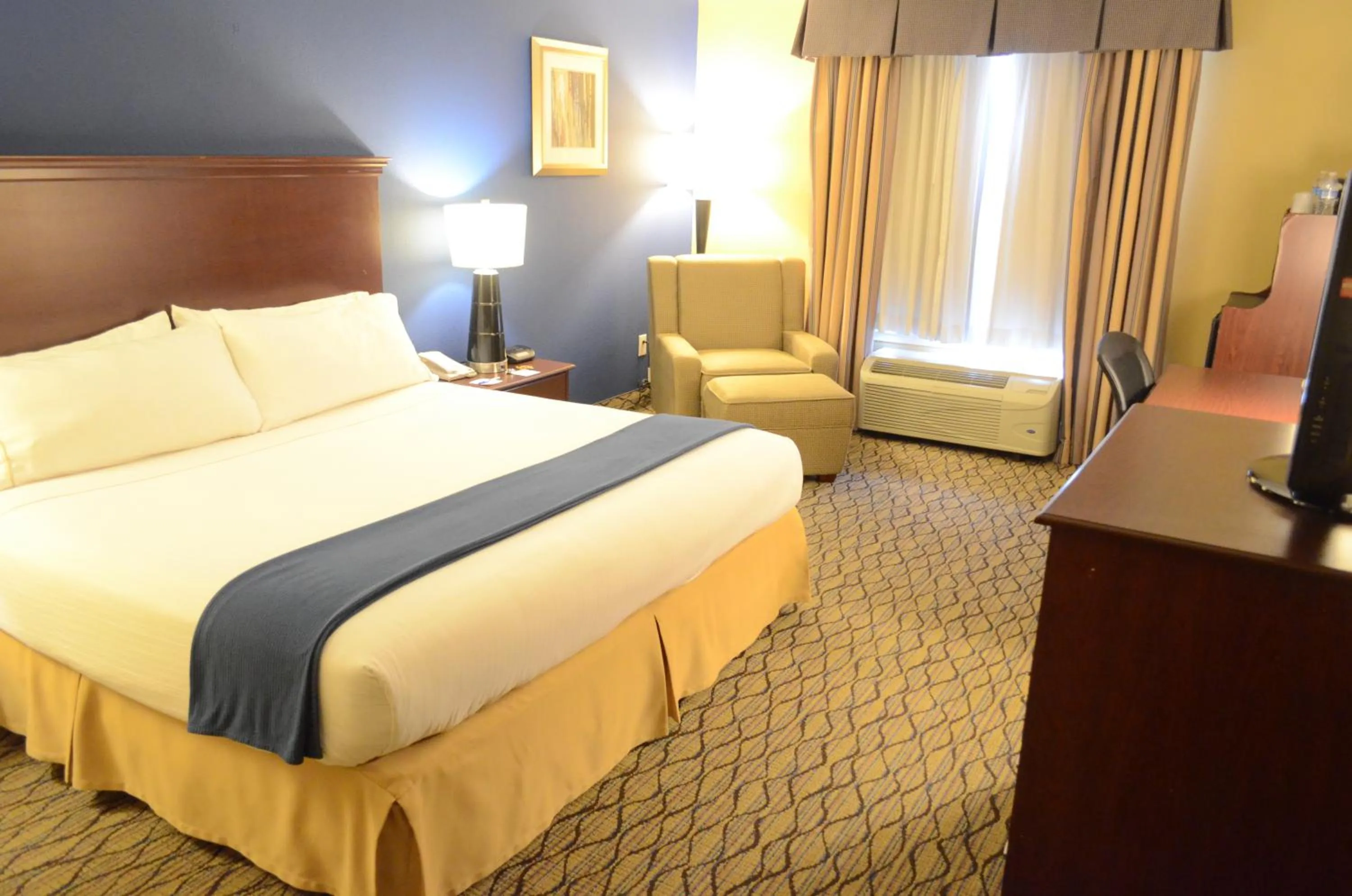 Bedroom, Bed in Holiday Inn Express Hotel & Suites Houston-Downtown Convention Center by IHG