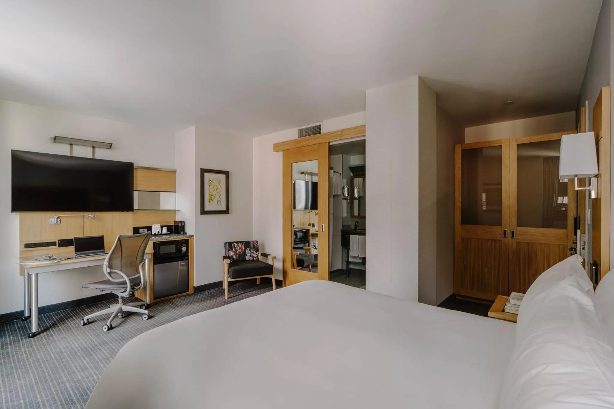 Bedroom, Bed in Club Quarters Hotel World Trade Center, New York