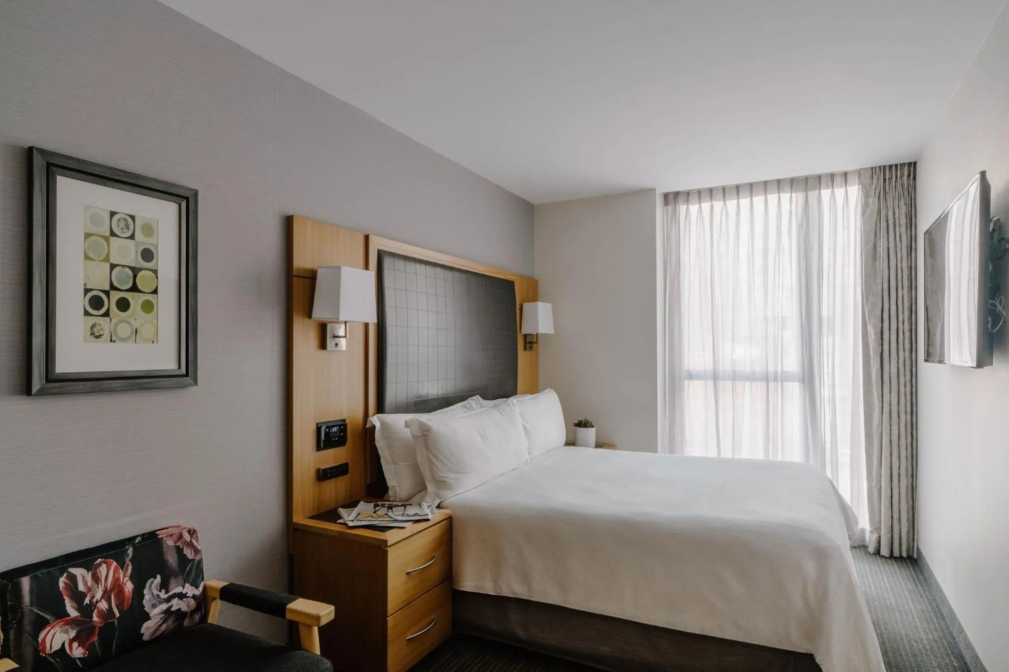 Bedroom, Bed in Club Quarters Hotel World Trade Center, New York