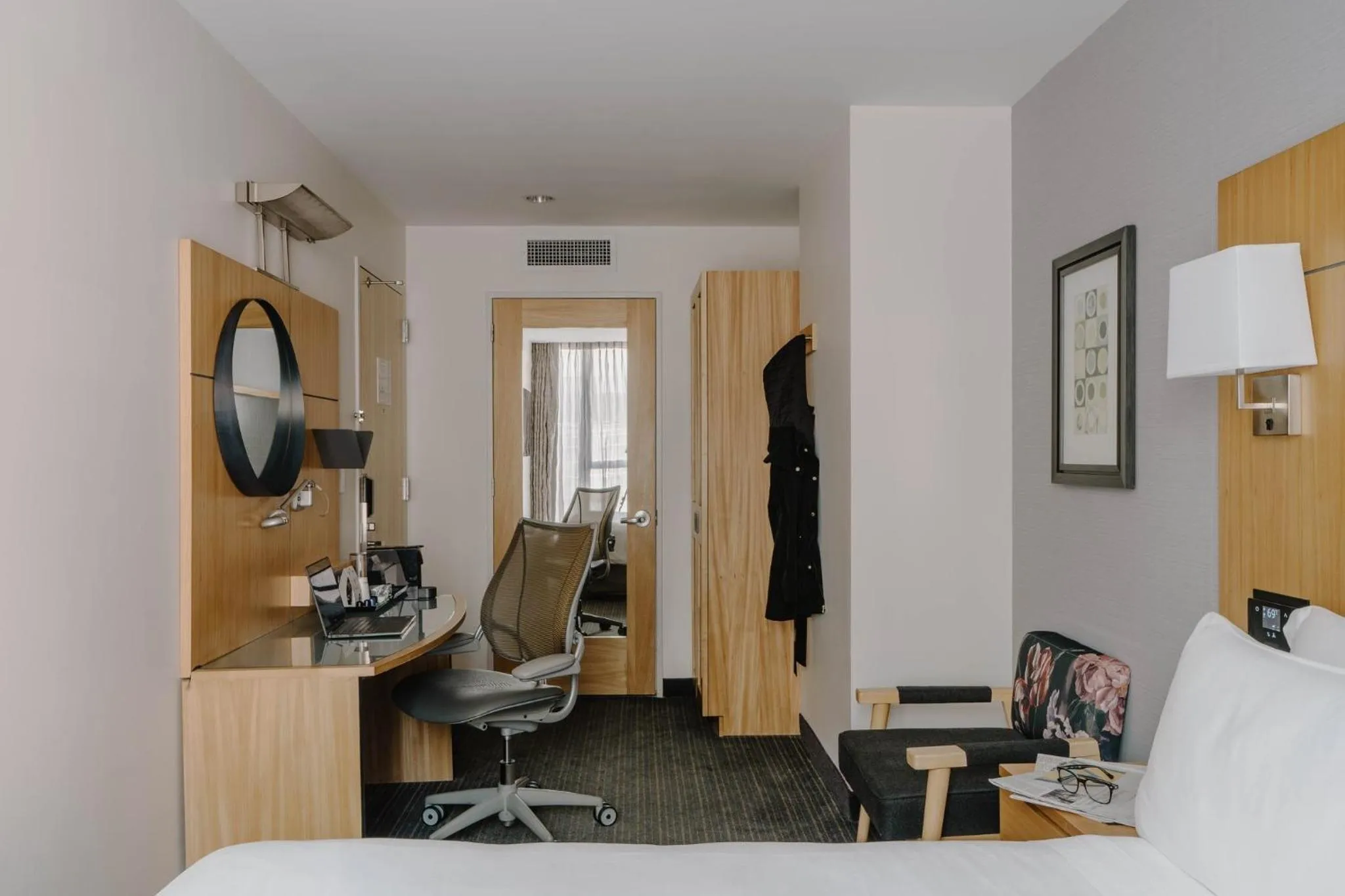 Bedroom, Bed in Club Quarters Hotel World Trade Center, New York