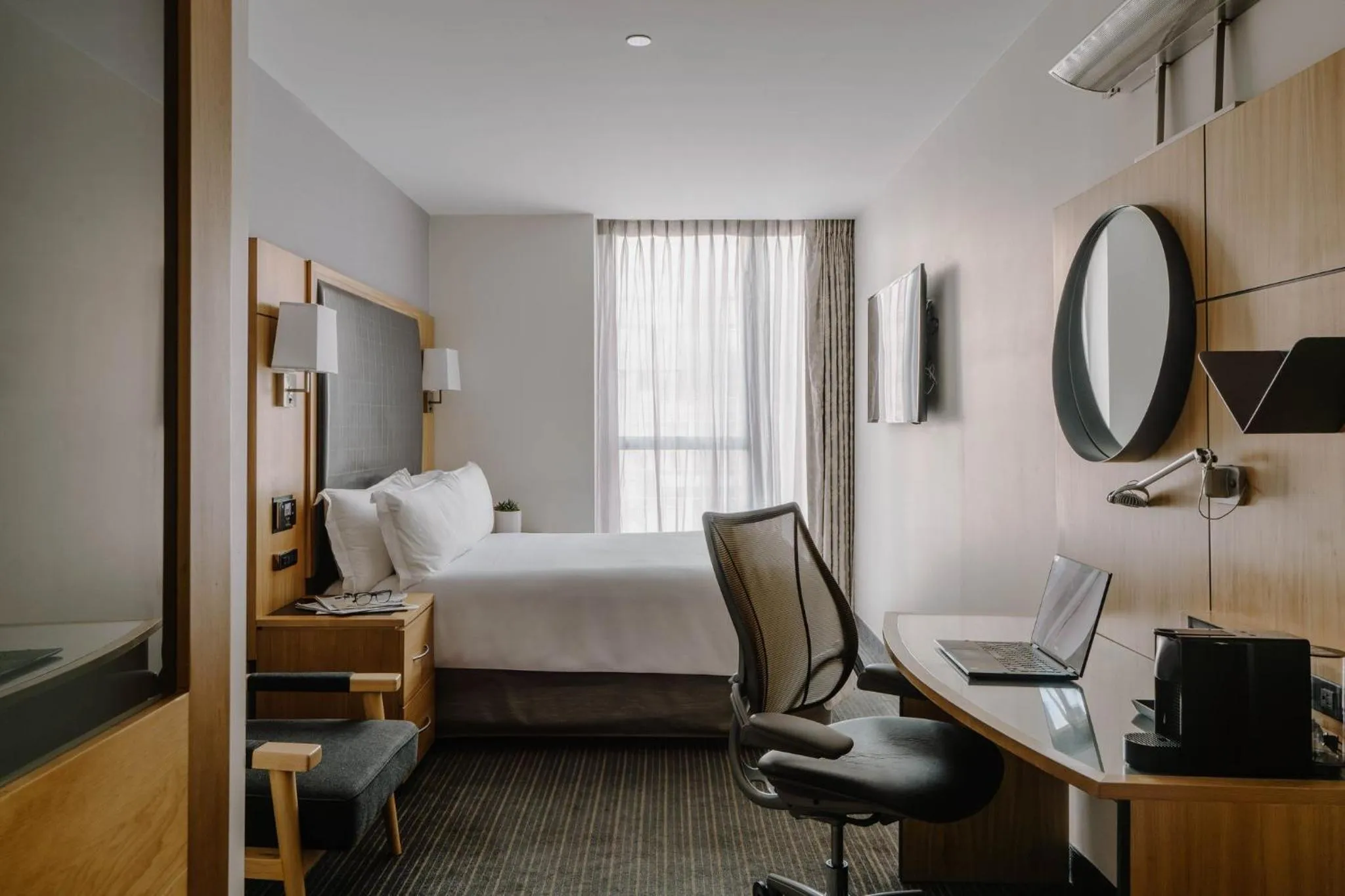 Bedroom, Bed in Club Quarters Hotel World Trade Center, New York