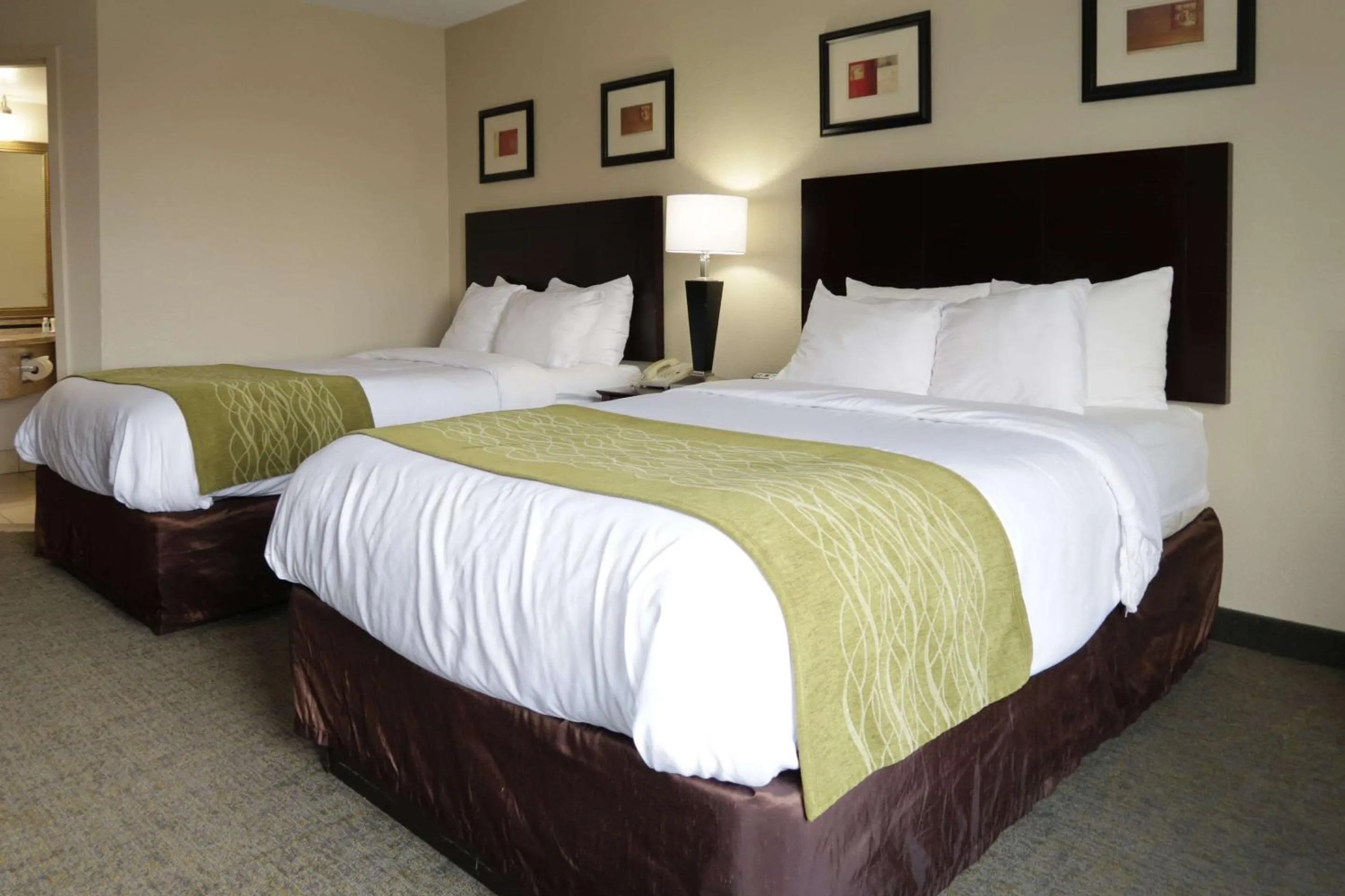 Photo of the whole room, Bed in Comfort Inn Southwest Fwy at Westpark