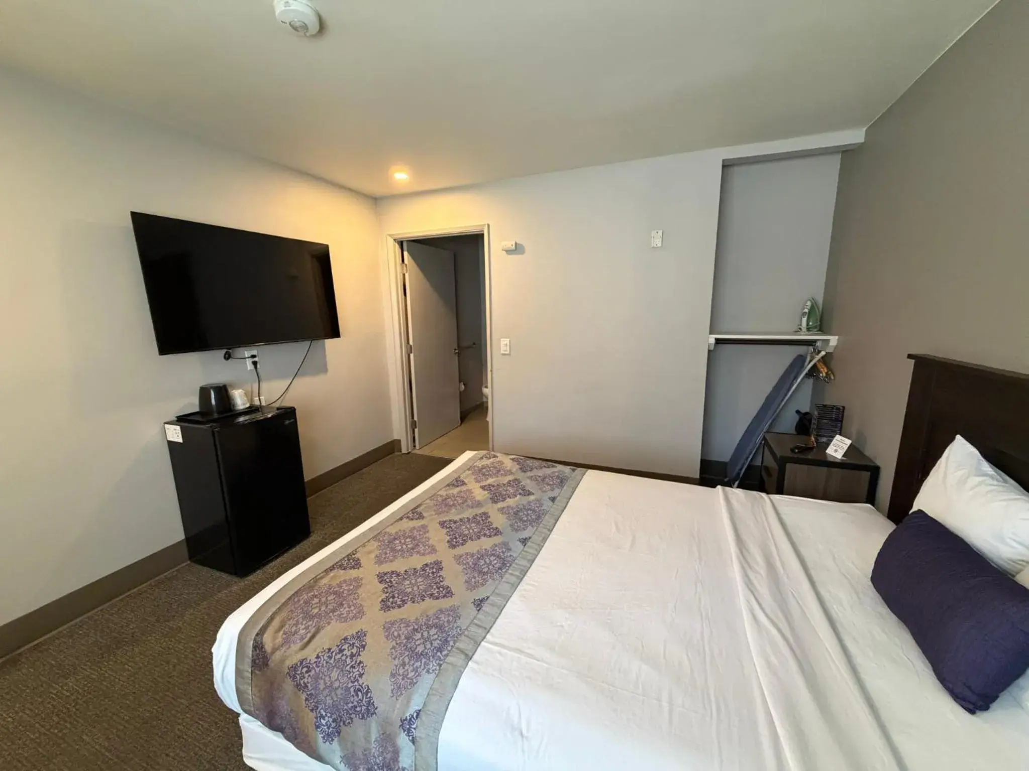 Guests, Bed in Heritage Inn San Diego Guests, Bed in Heritage Inn San Diego