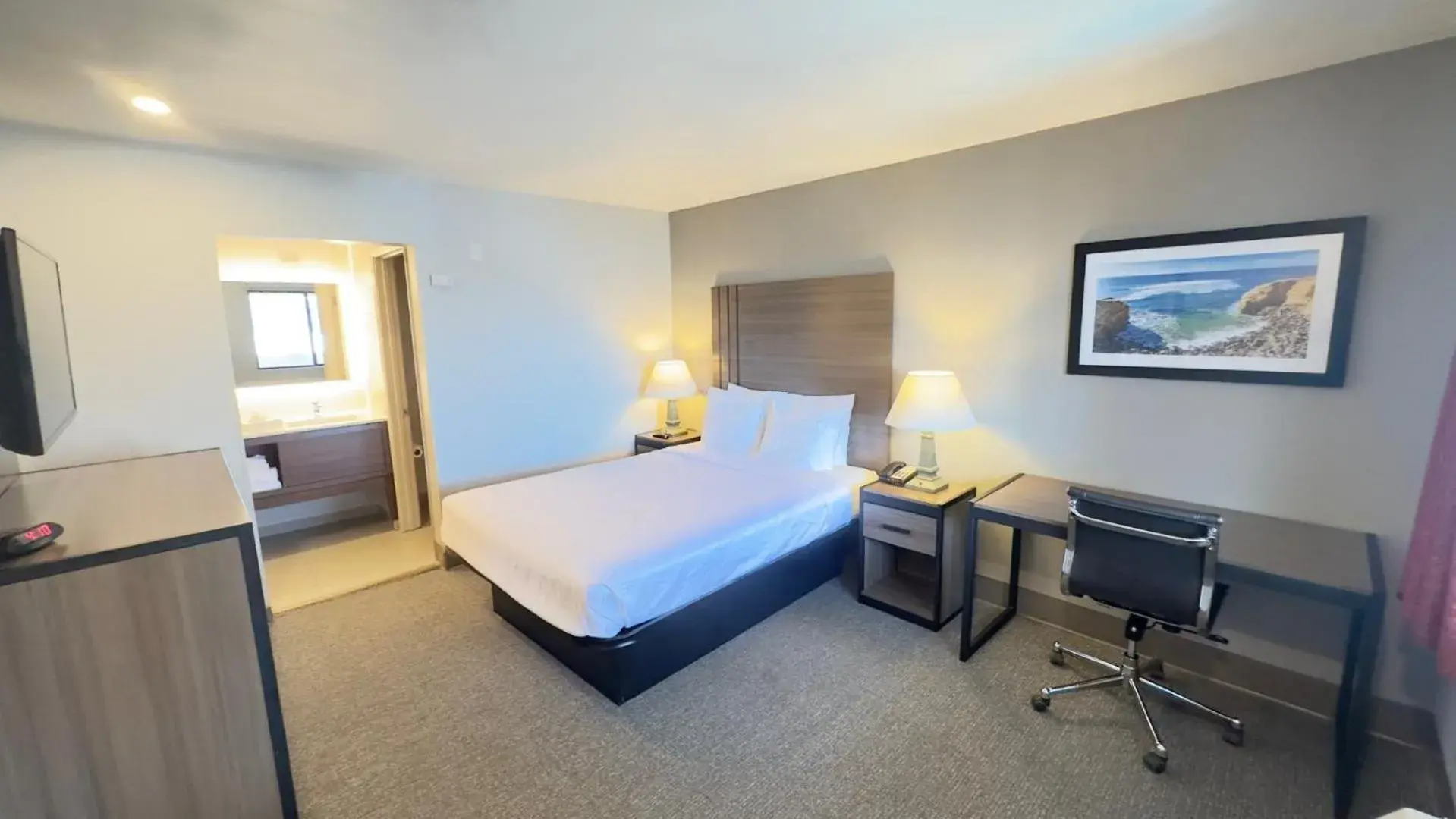 Photo of the whole room, Bed in Heritage Inn San Diego Photo of the whole room, Bed in Heritage Inn San Diego