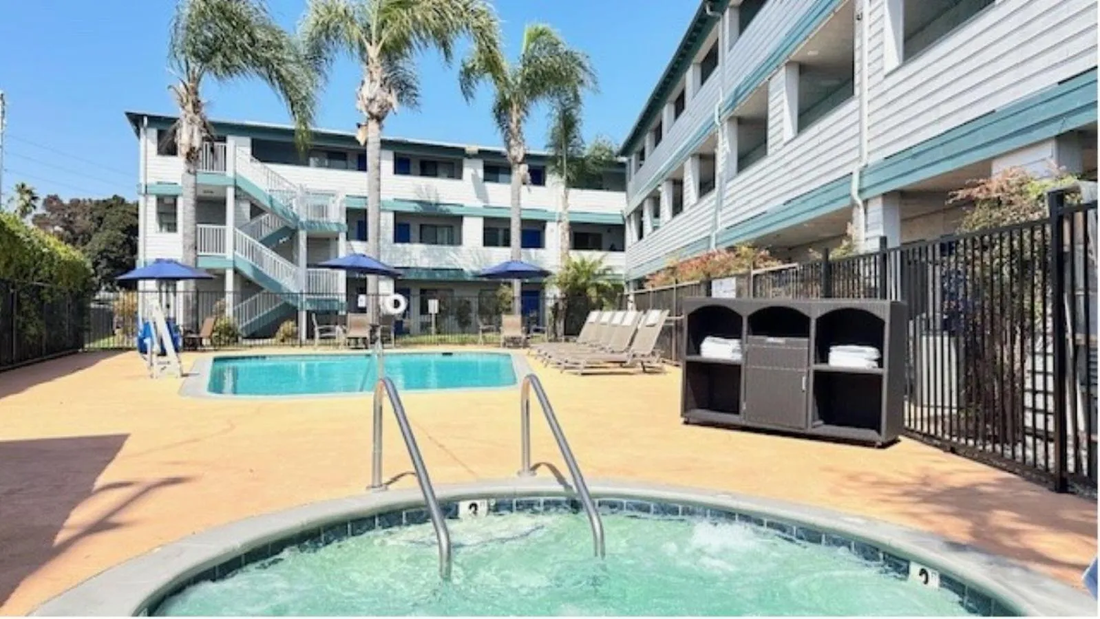 Swimming pool in Heritage Inn San Diego