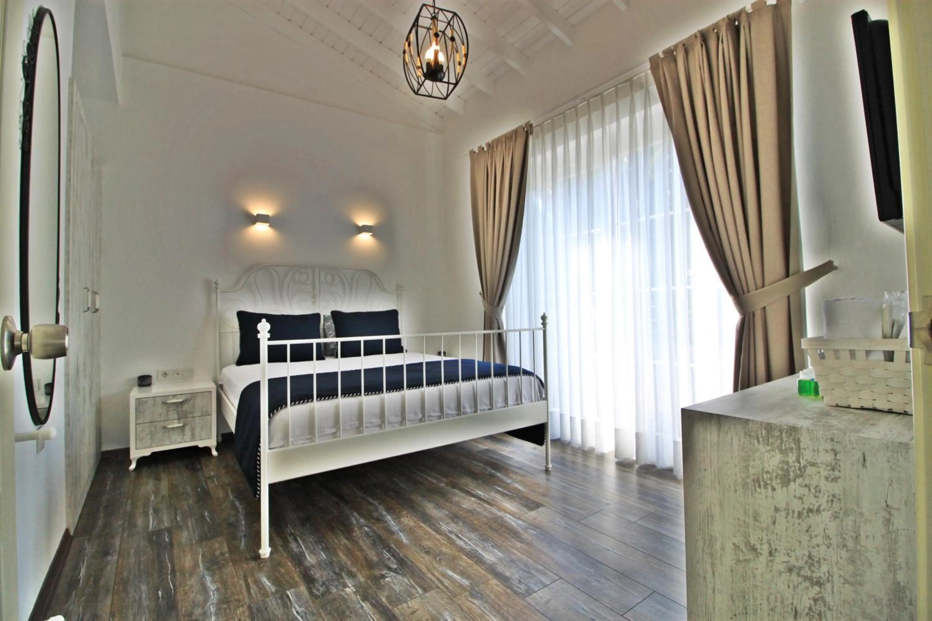 Photo of the whole room, Bed in Faro Alacati