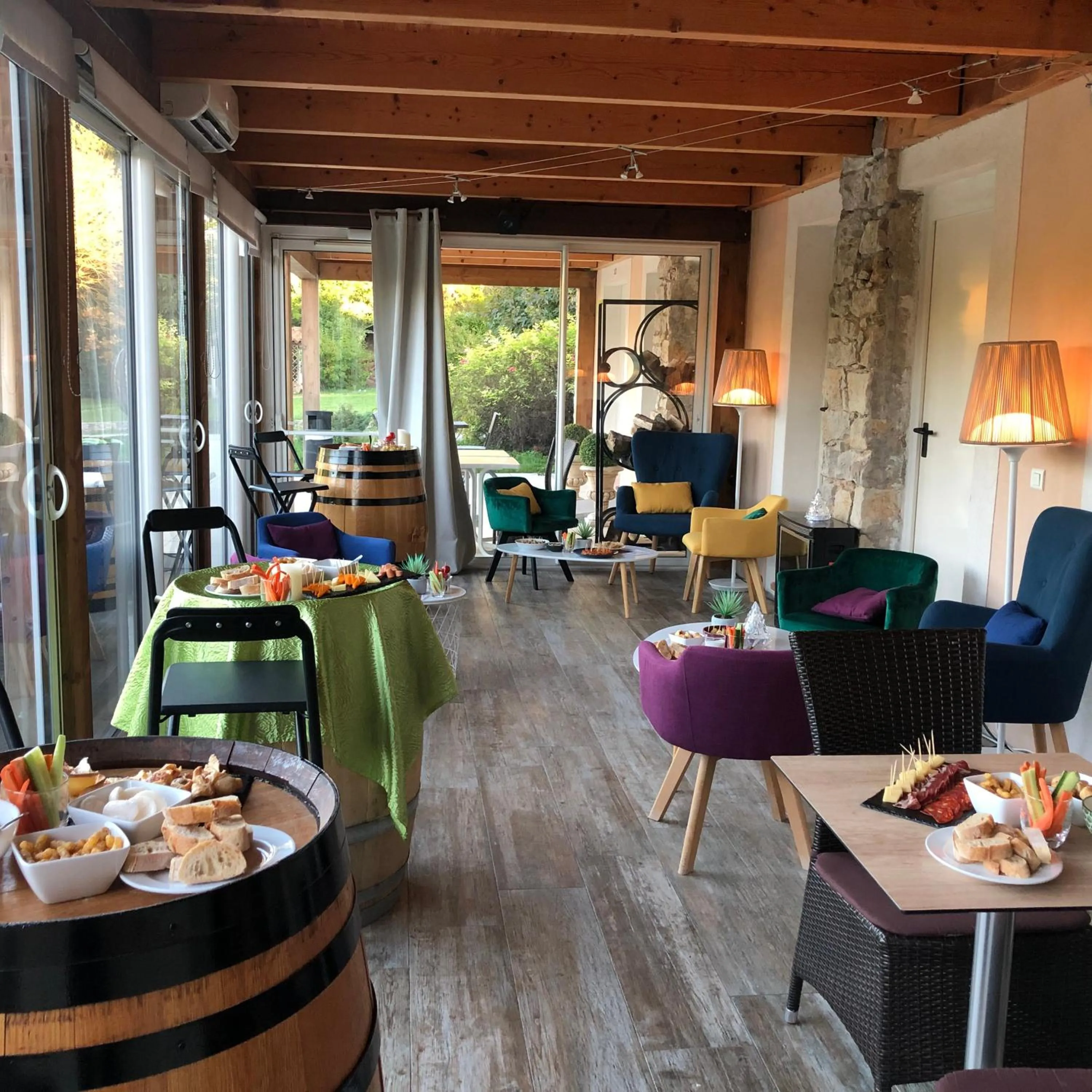 Breakfast in Logis Hôtel & Spa Déjeunez Sous L'Arbre