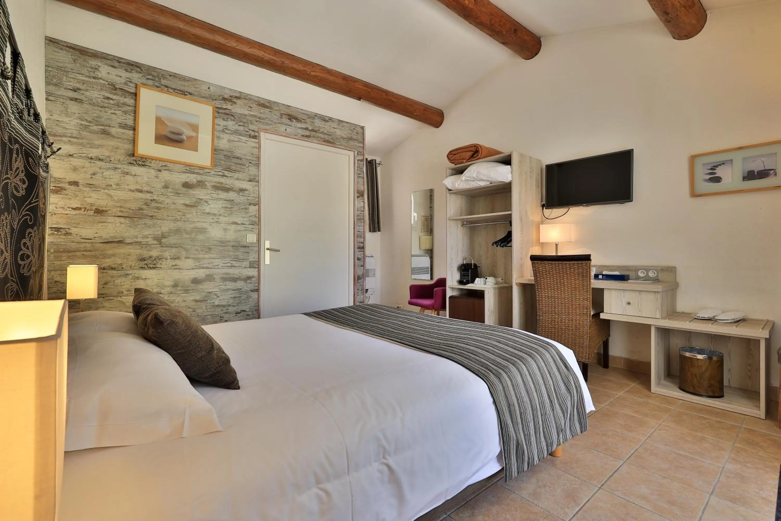 Photo of the whole room, Bed in Logis Hôtel & Spa Déjeunez Sous L'Arbre