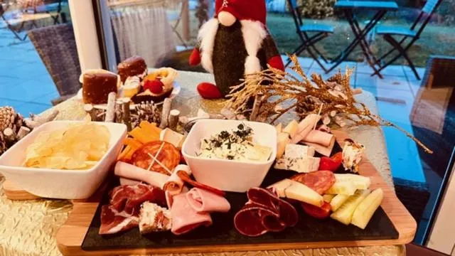 Restaurant/places to eat in Logis Hôtel & Spa Déjeunez Sous L'Arbre