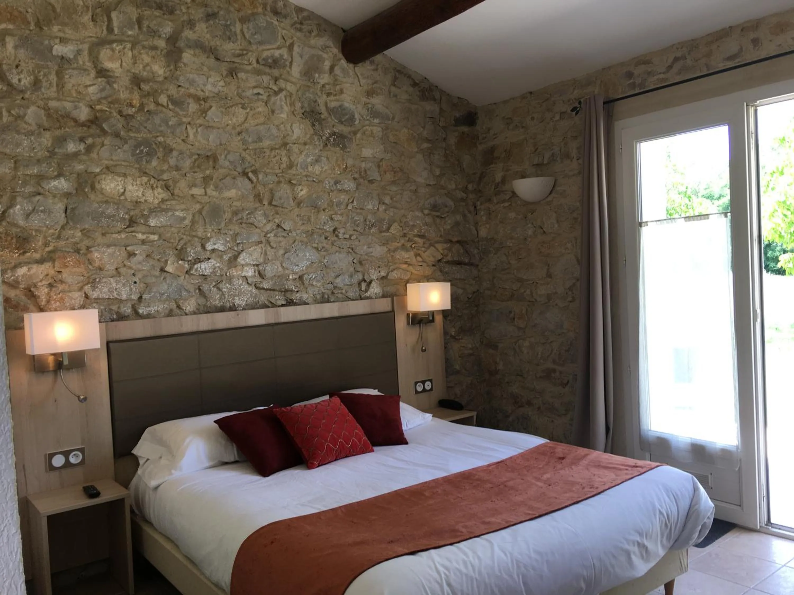 Bed in Logis Hôtel & Spa Déjeunez Sous L'Arbre