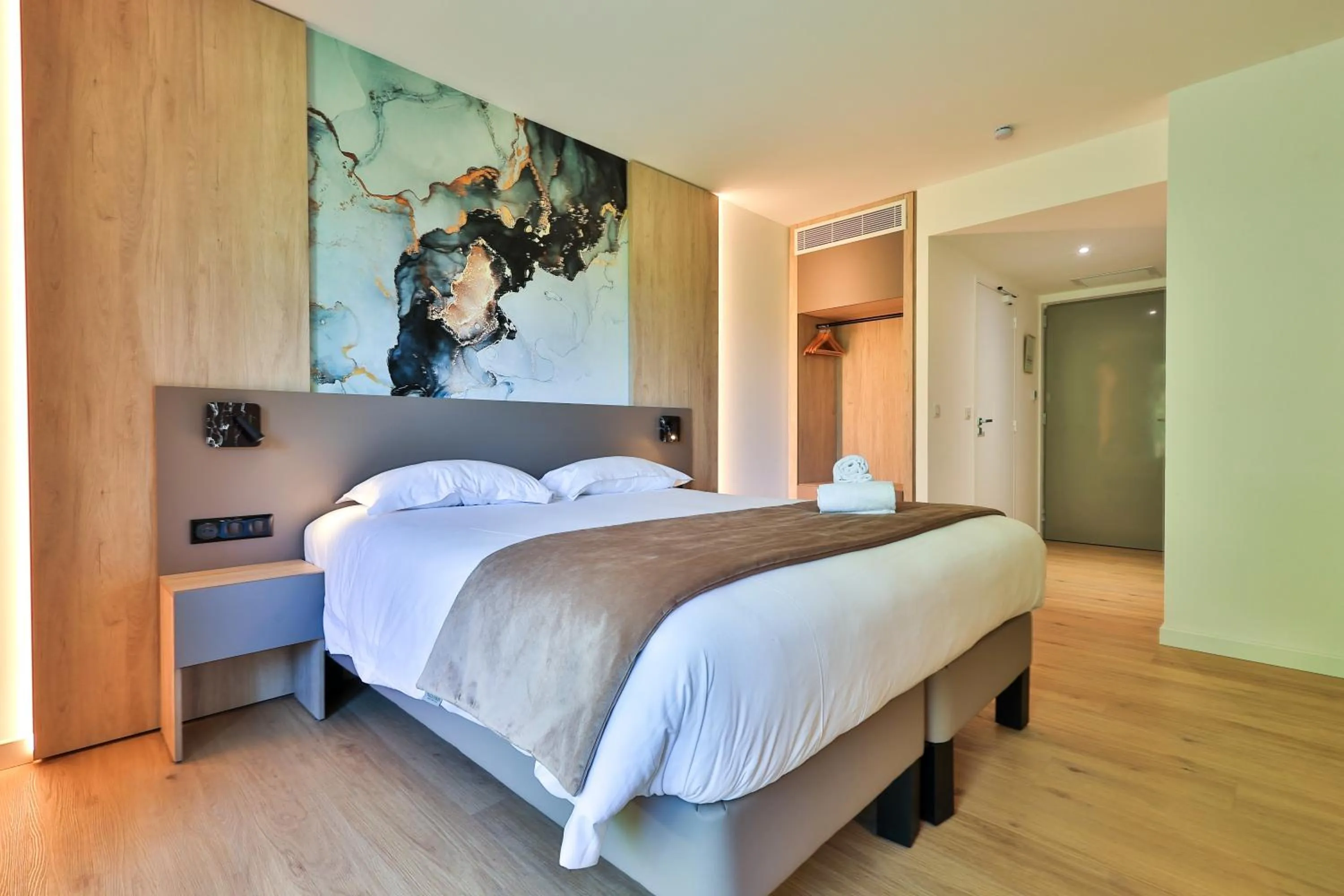 Photo of the whole room, Bed in Logis Hôtel & Spa Déjeunez Sous L'Arbre