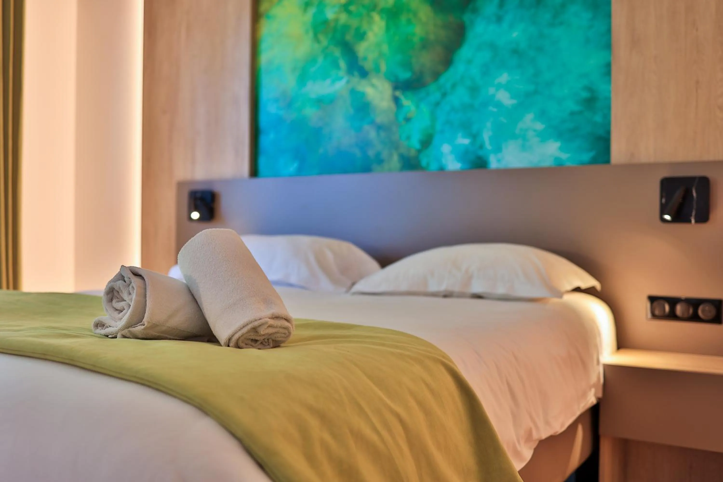 Bed in Logis Hôtel & Spa Déjeunez Sous L'Arbre