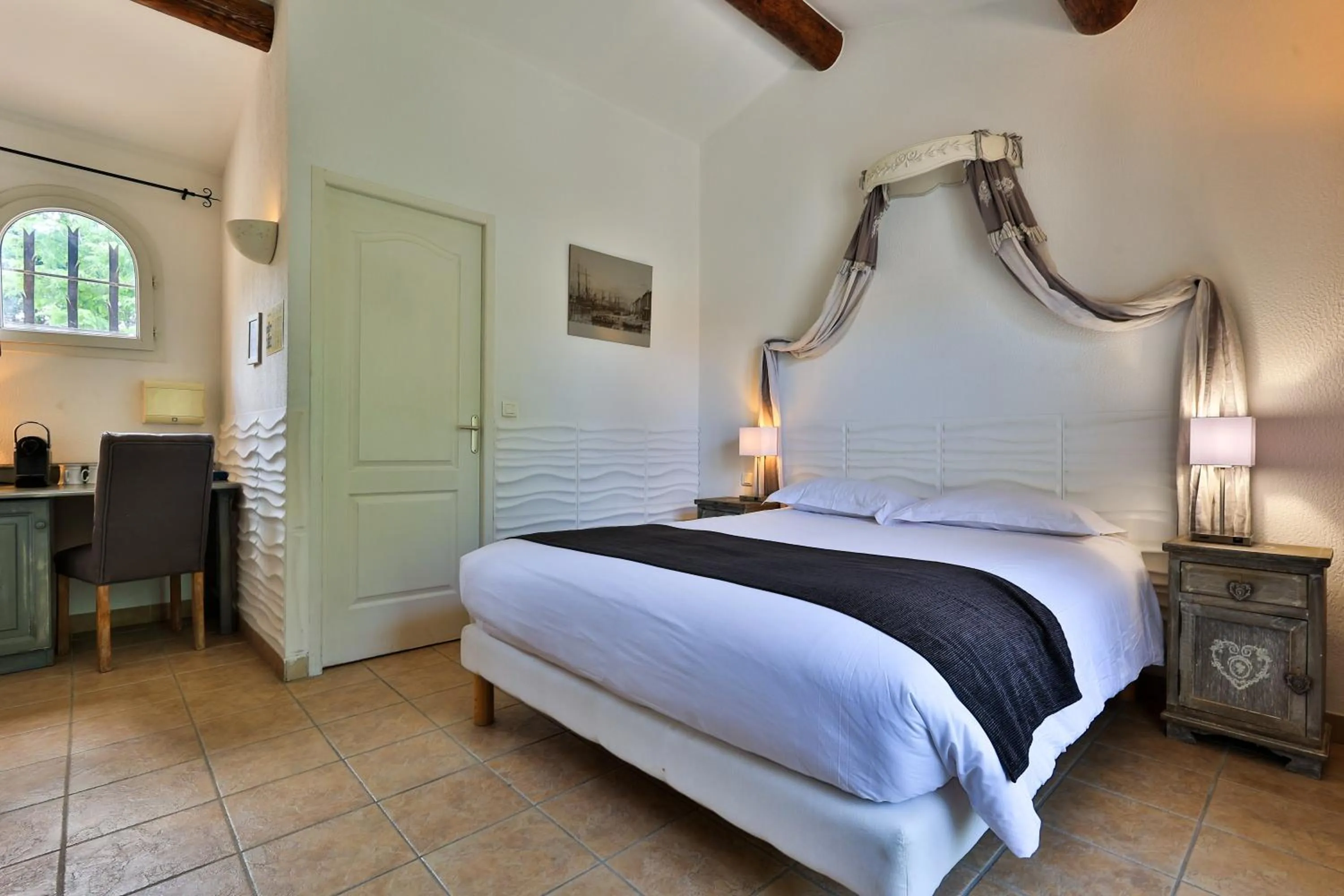 Photo of the whole room, Bed in Logis Hôtel & Spa Déjeunez Sous L'Arbre