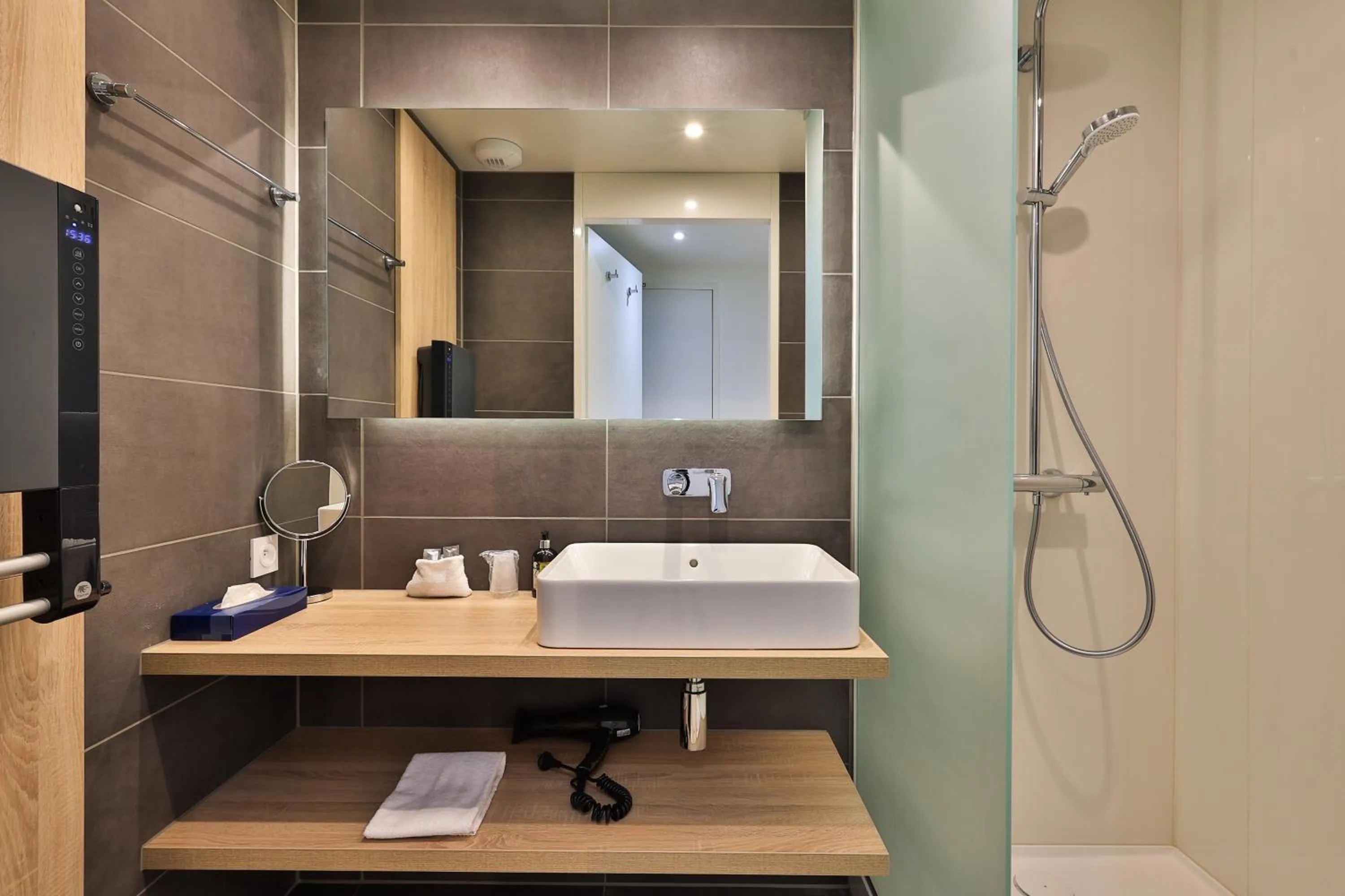 Bathroom in Logis Hôtel & Spa Déjeunez Sous L'Arbre