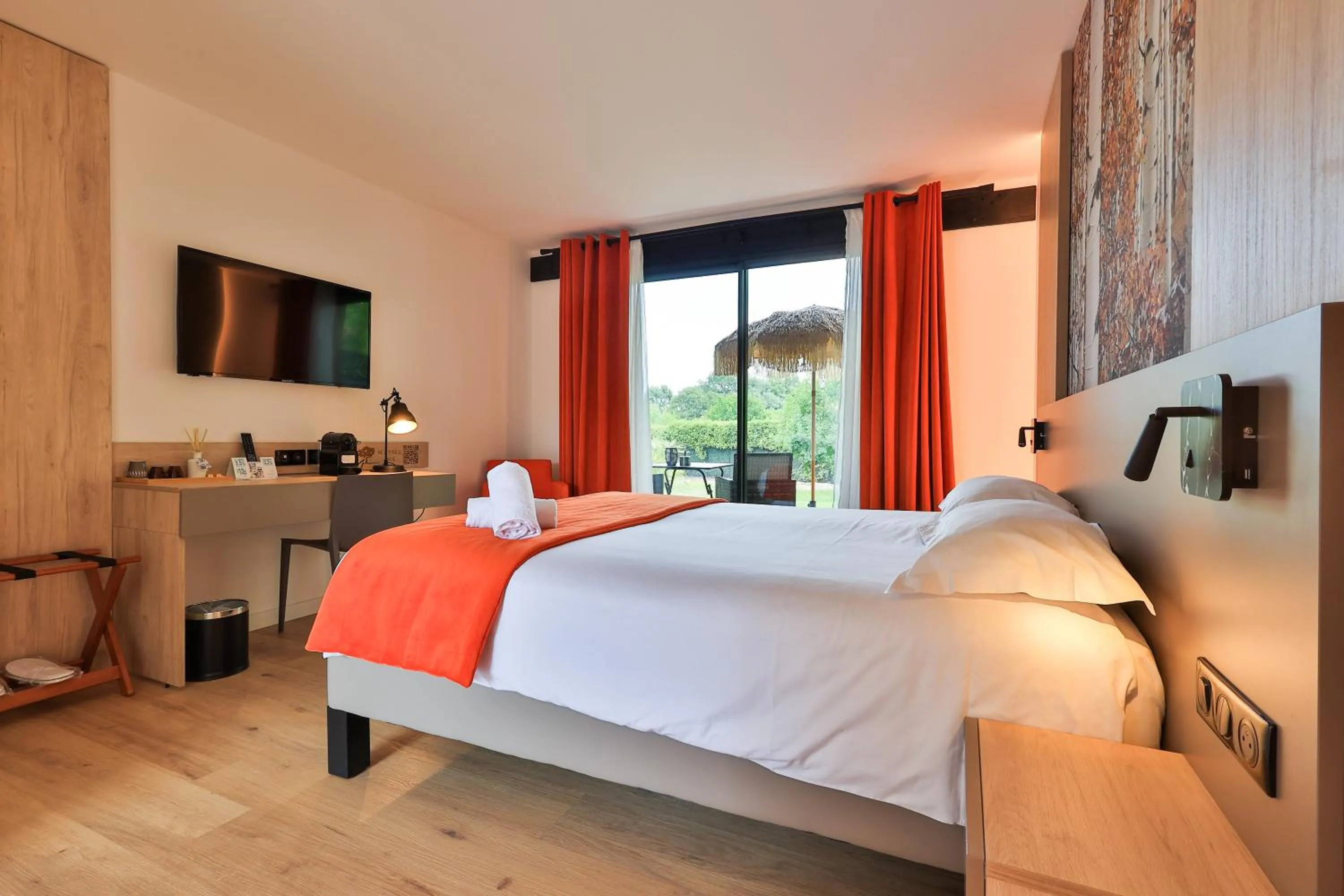 Photo of the whole room, Bed in Logis Hôtel & Spa Déjeunez Sous L'Arbre