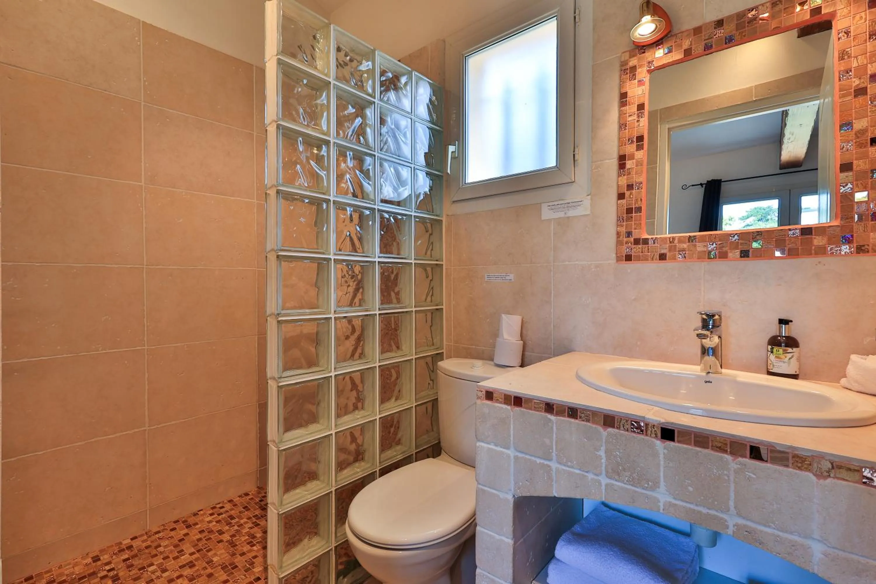 Bathroom in Logis Hôtel & Spa Déjeunez Sous L'Arbre