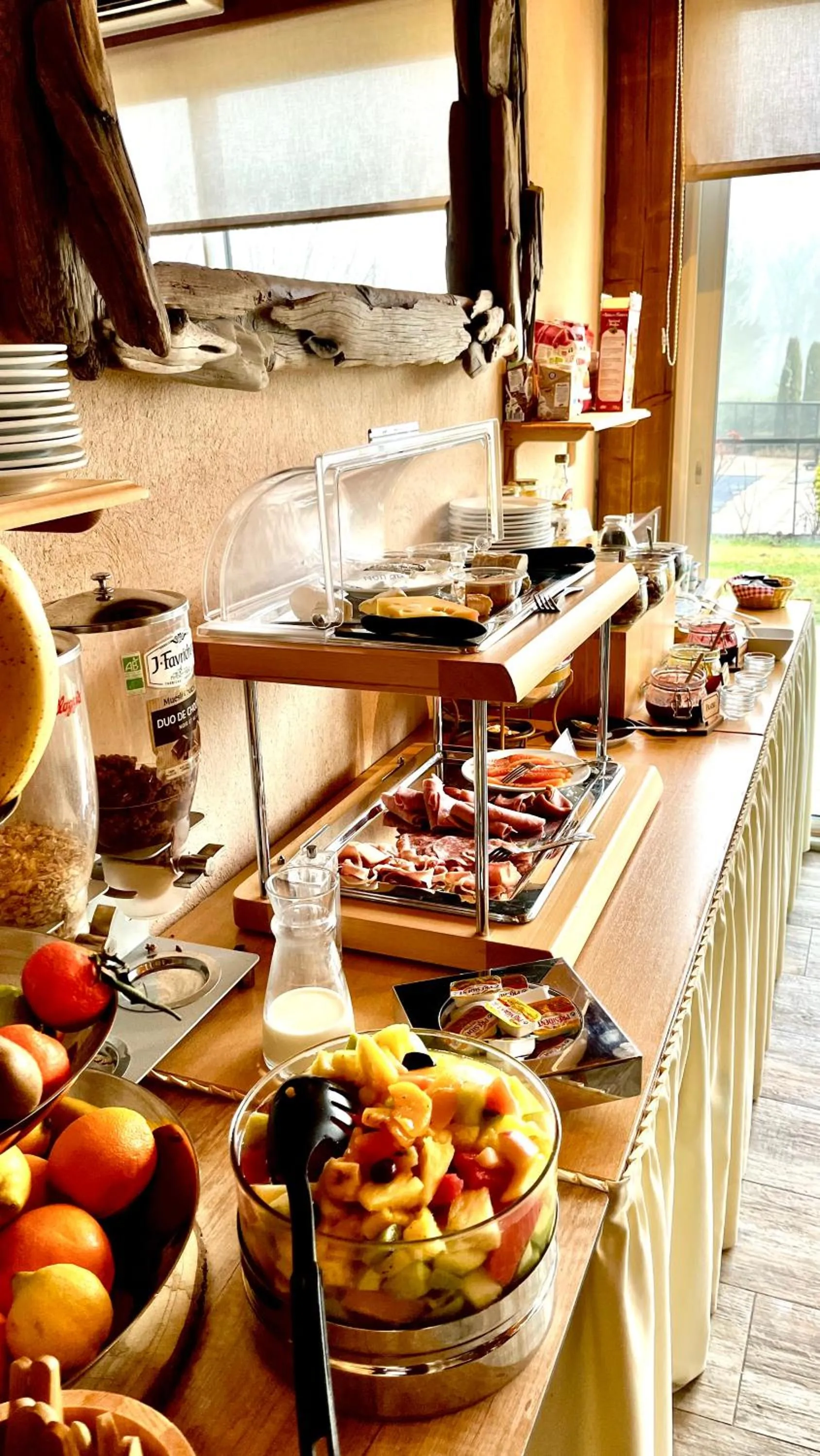 Breakfast in Logis Hôtel & Spa Déjeunez Sous L'Arbre