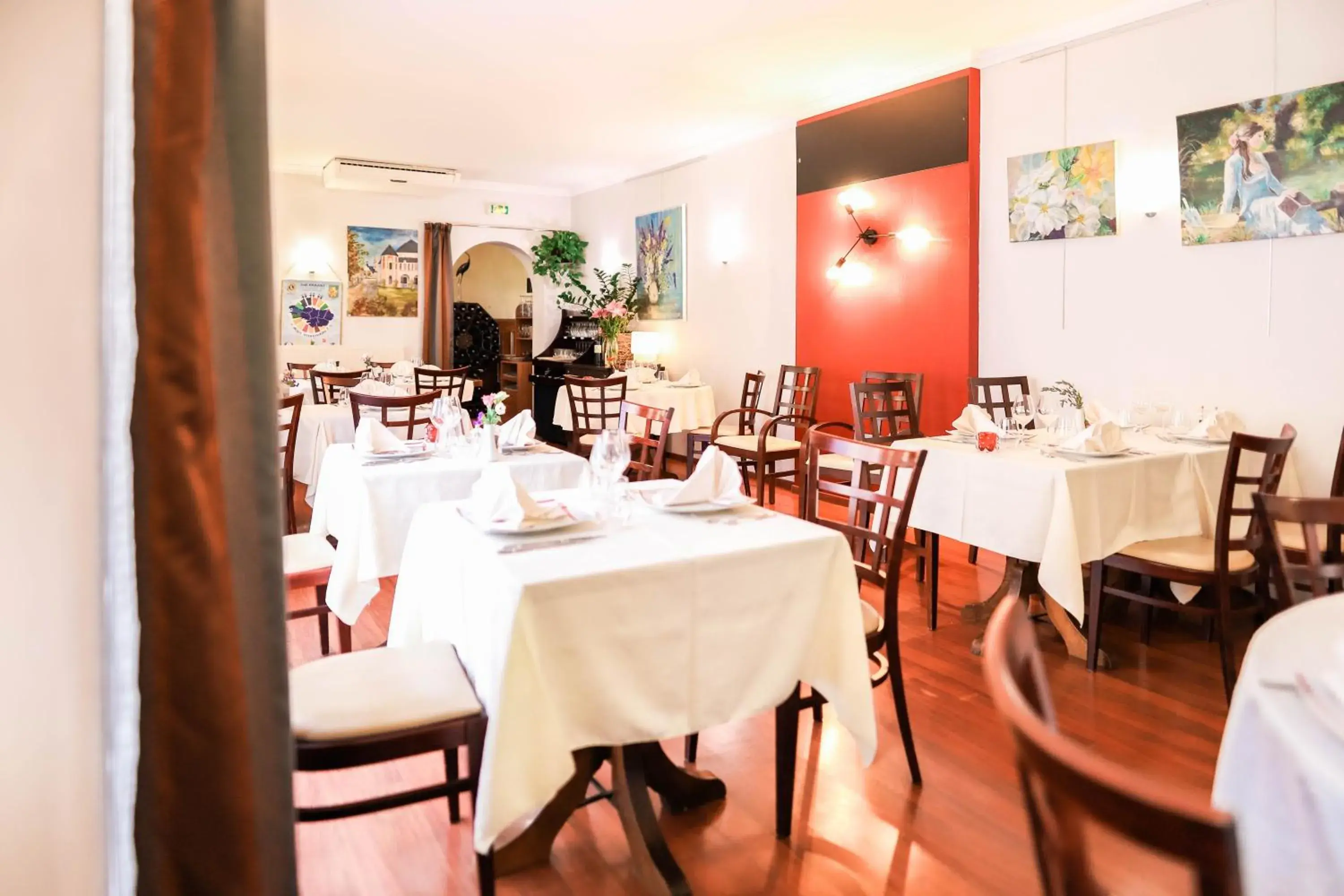 Restaurant/places to eat in Logis Hôtel & Restaurant d'Angleterre Restaurant/places to eat in Logis Hôtel & Restaurant d'Angleterre