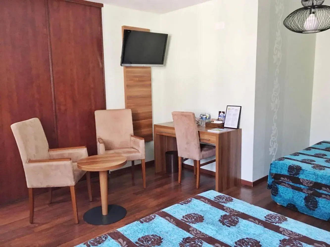 TV and multimedia, Bed in Logis Hôtel & Restaurant d'Angleterre TV and multimedia, Bed in Logis Hôtel & Restaurant d'Angleterre