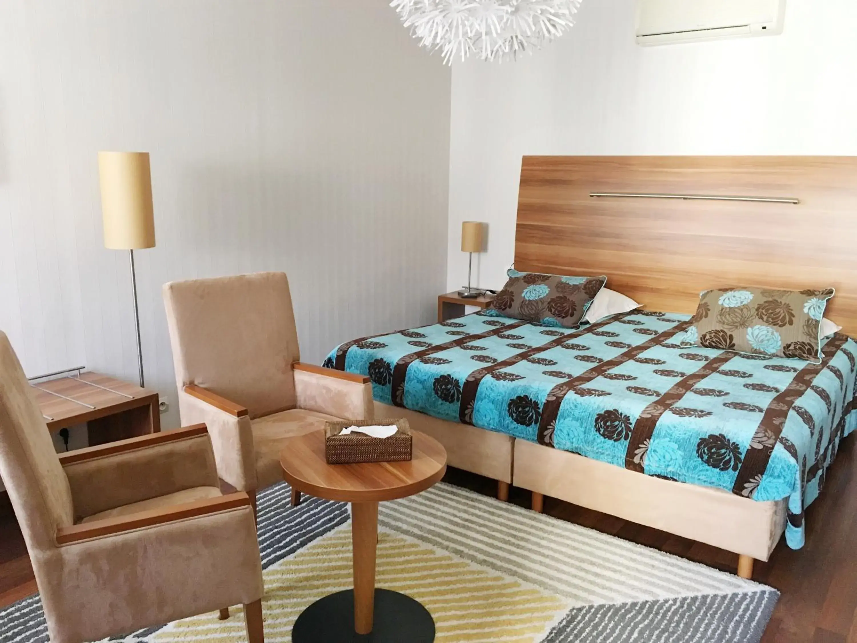 Photo of the whole room, Bed in Logis Hôtel & Restaurant d'Angleterre Photo of the whole room, Bed in Logis Hôtel & Restaurant d'Angleterre