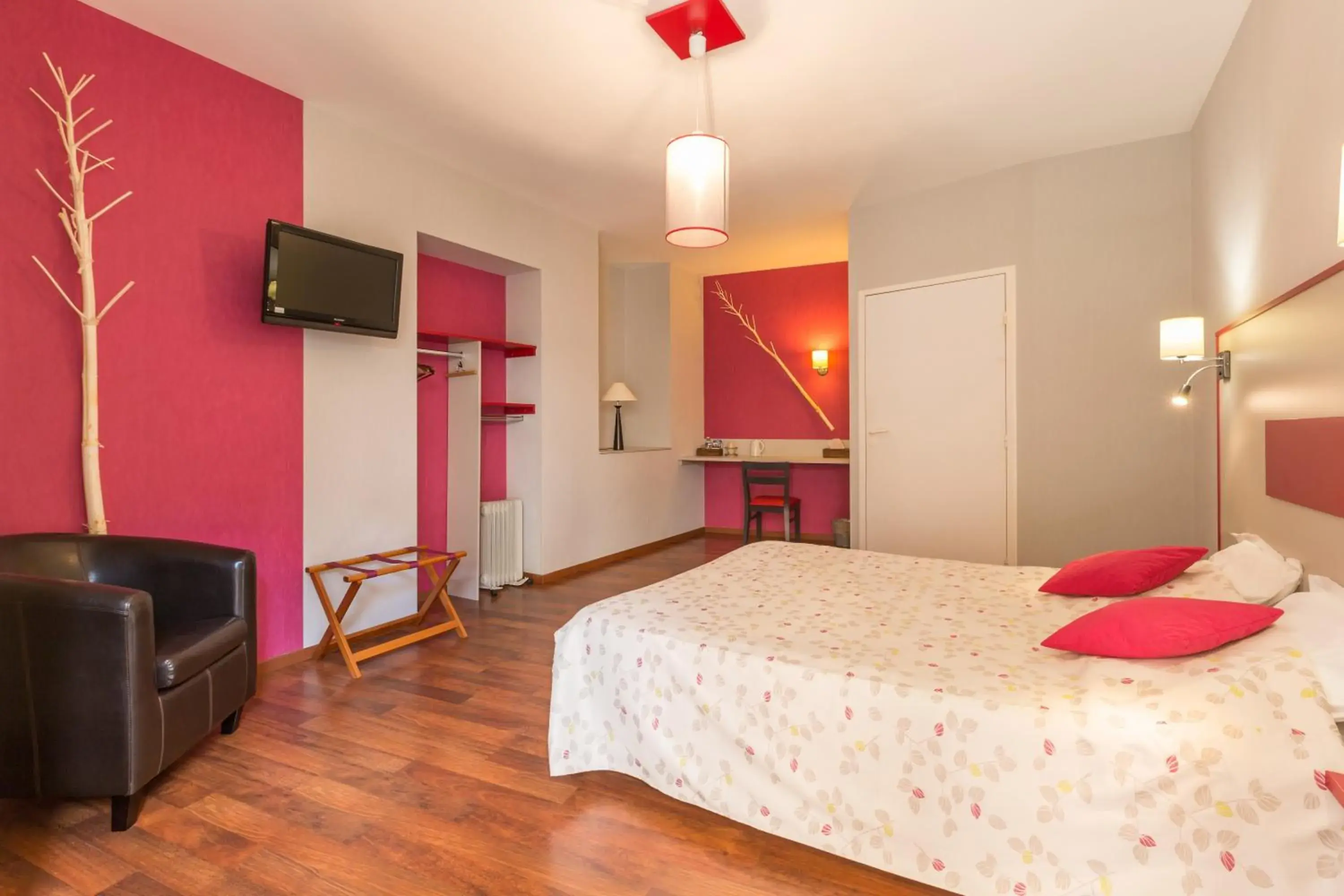 Double Room - Disability Access in Logis Hôtel & Restaurant d'Angleterre Double Room - Disability Access in Logis Hôtel & Restaurant d'Angleterre