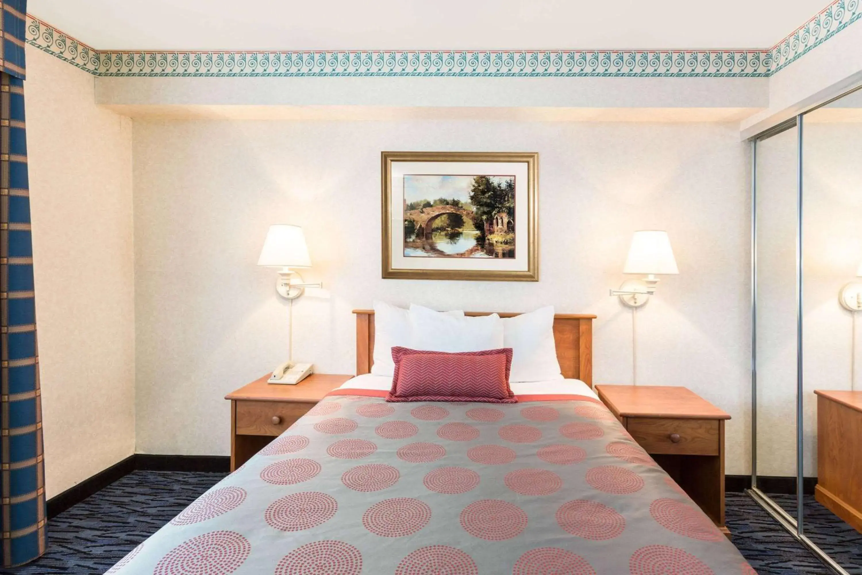 Photo of the whole room, Bed in Ramada by Wyndham Kent Seattle Area Photo of the whole room, Bed in Ramada by Wyndham Kent Seattle Area