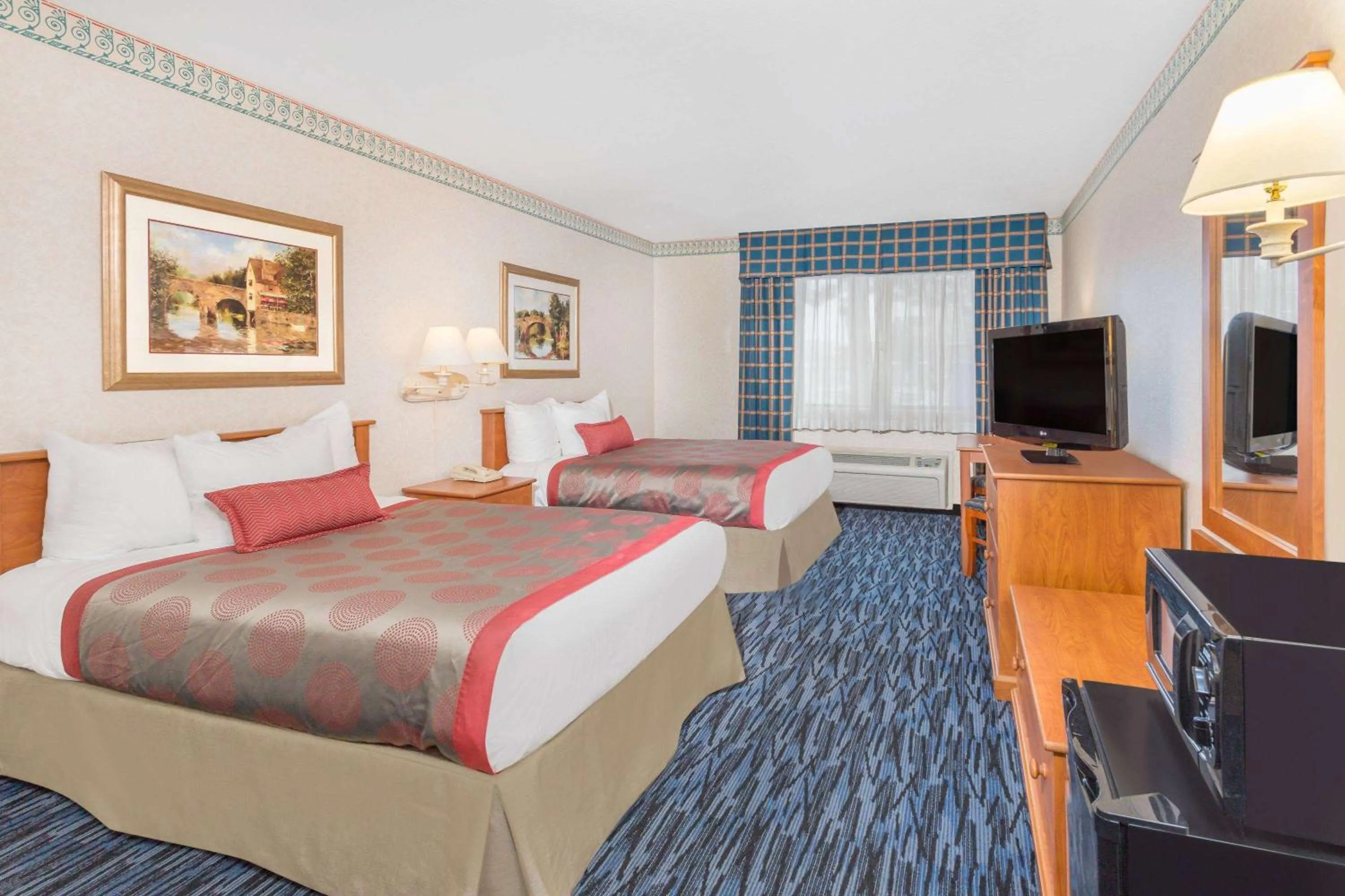 Photo of the whole room, Bed in Ramada by Wyndham Kent Seattle Area